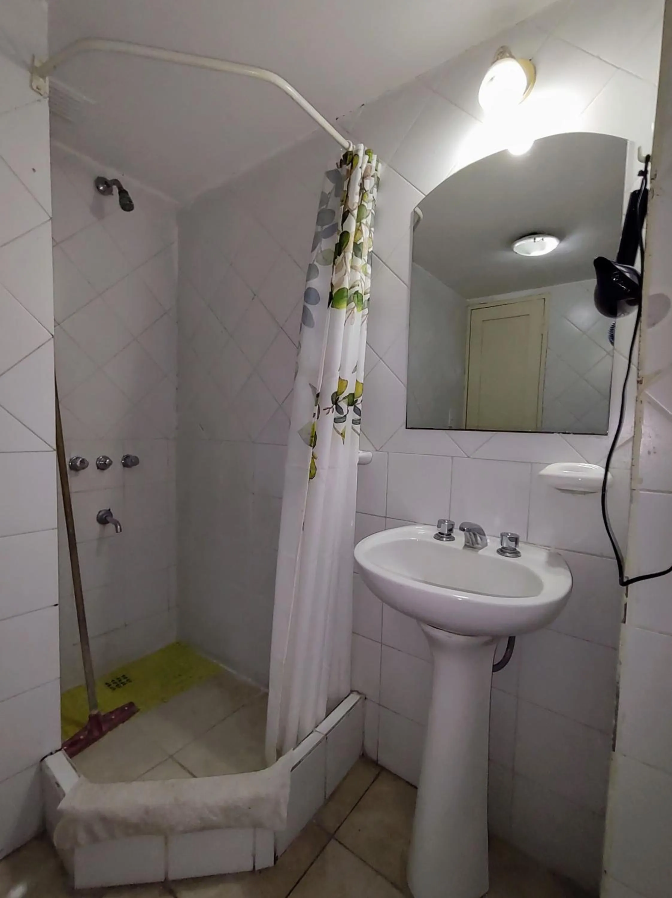 Shower in Plaza Milenium