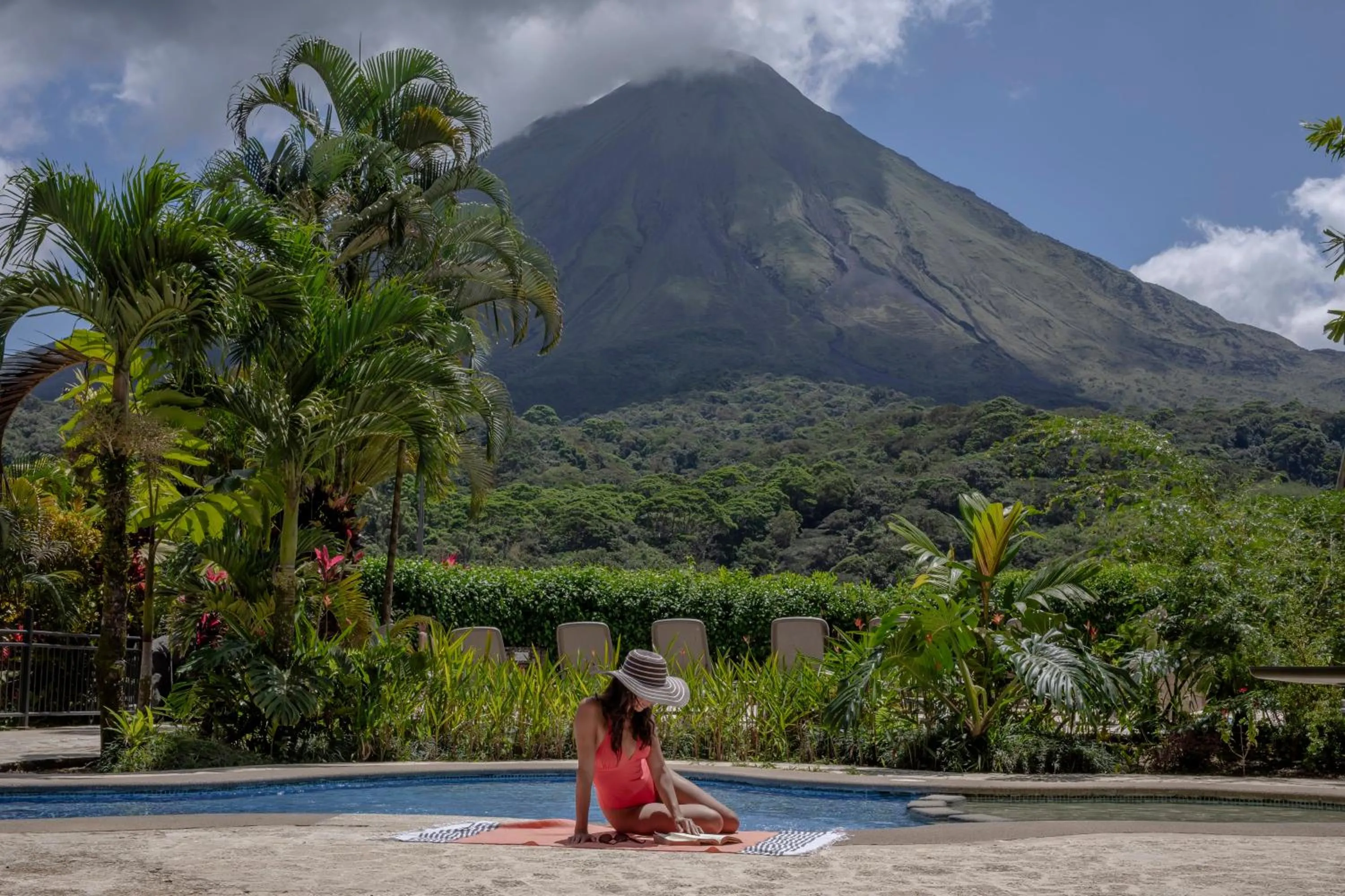 Swimming pool in Hotel Arenal Kioro Suites & Spa