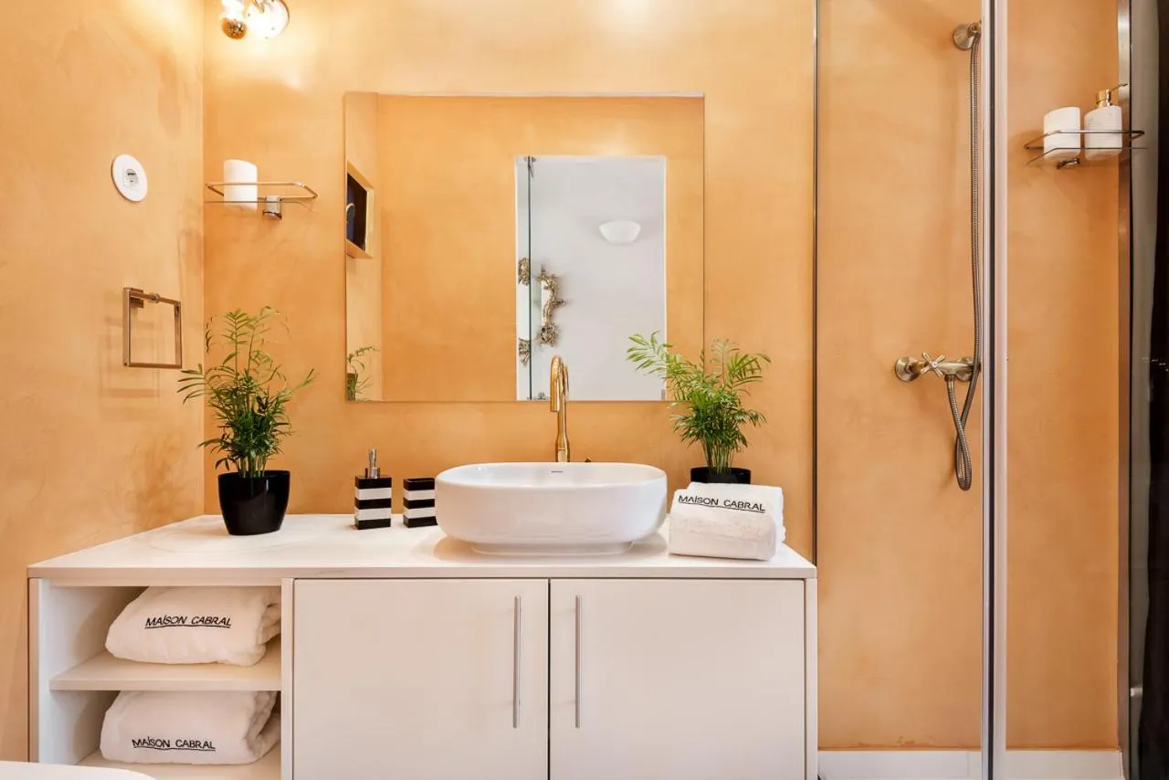 Shower in Maison Cabral