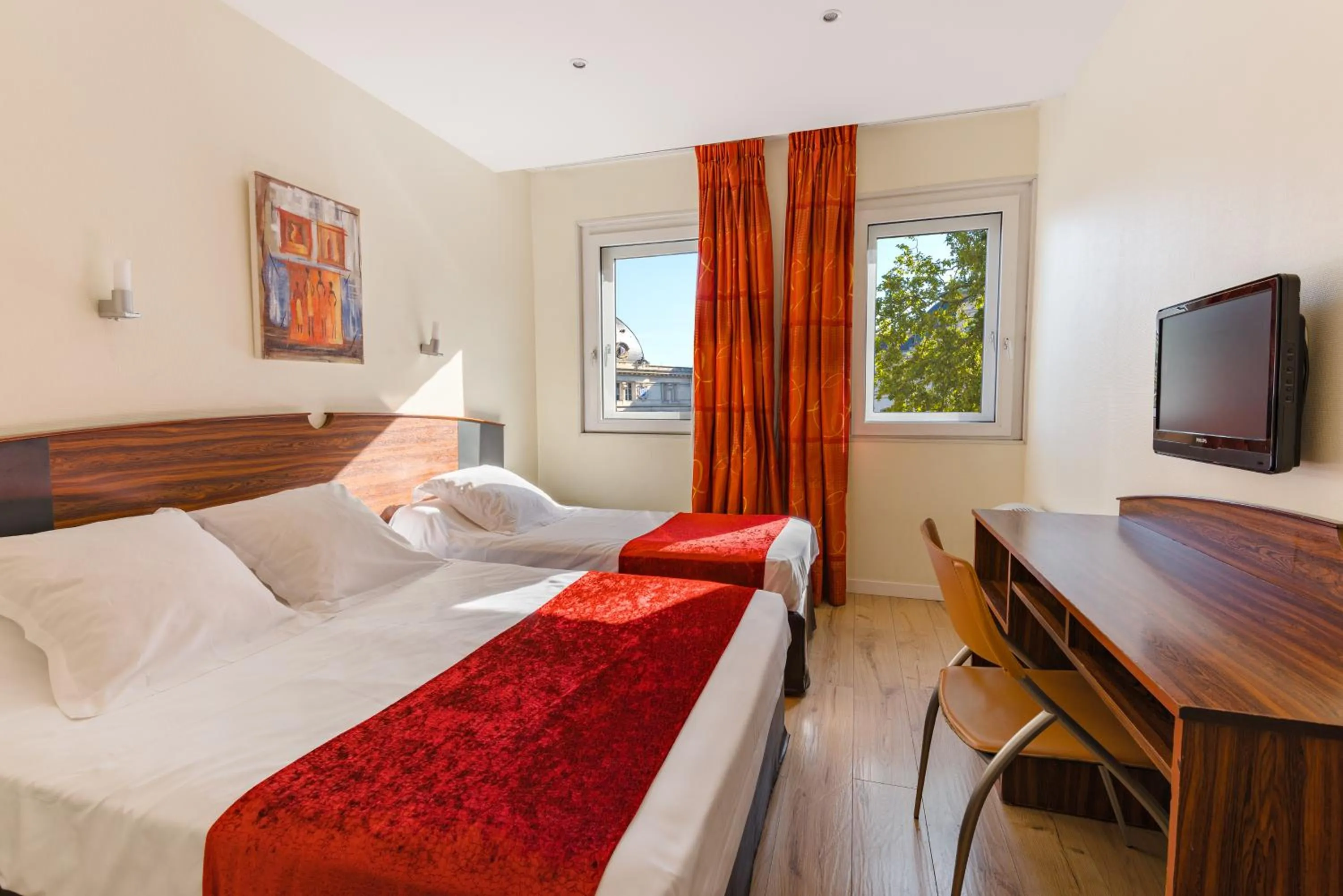 Photo of the whole room, Bed in Hôtel Icare