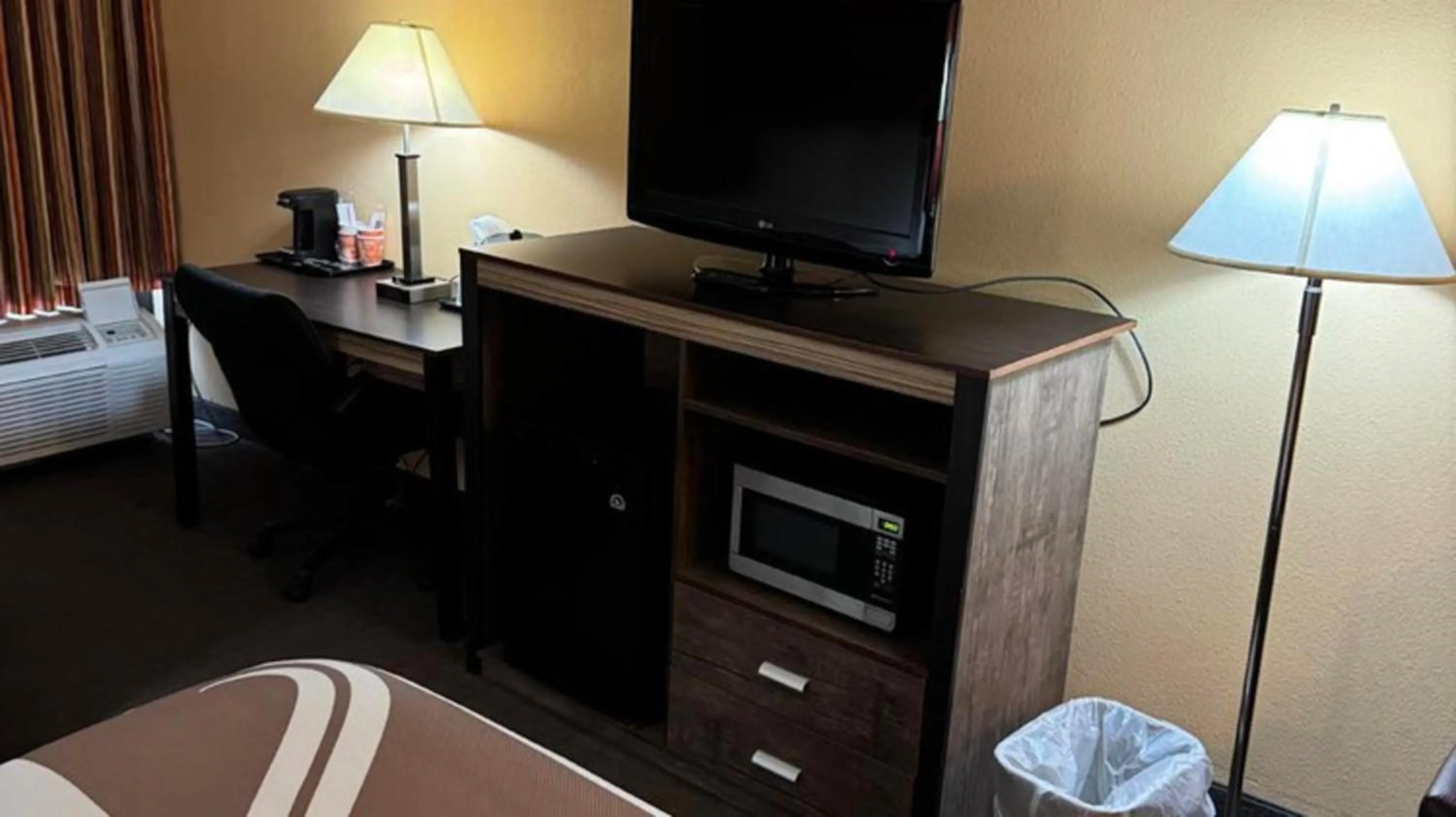 Bedroom, Bed in Appalachian Hotel