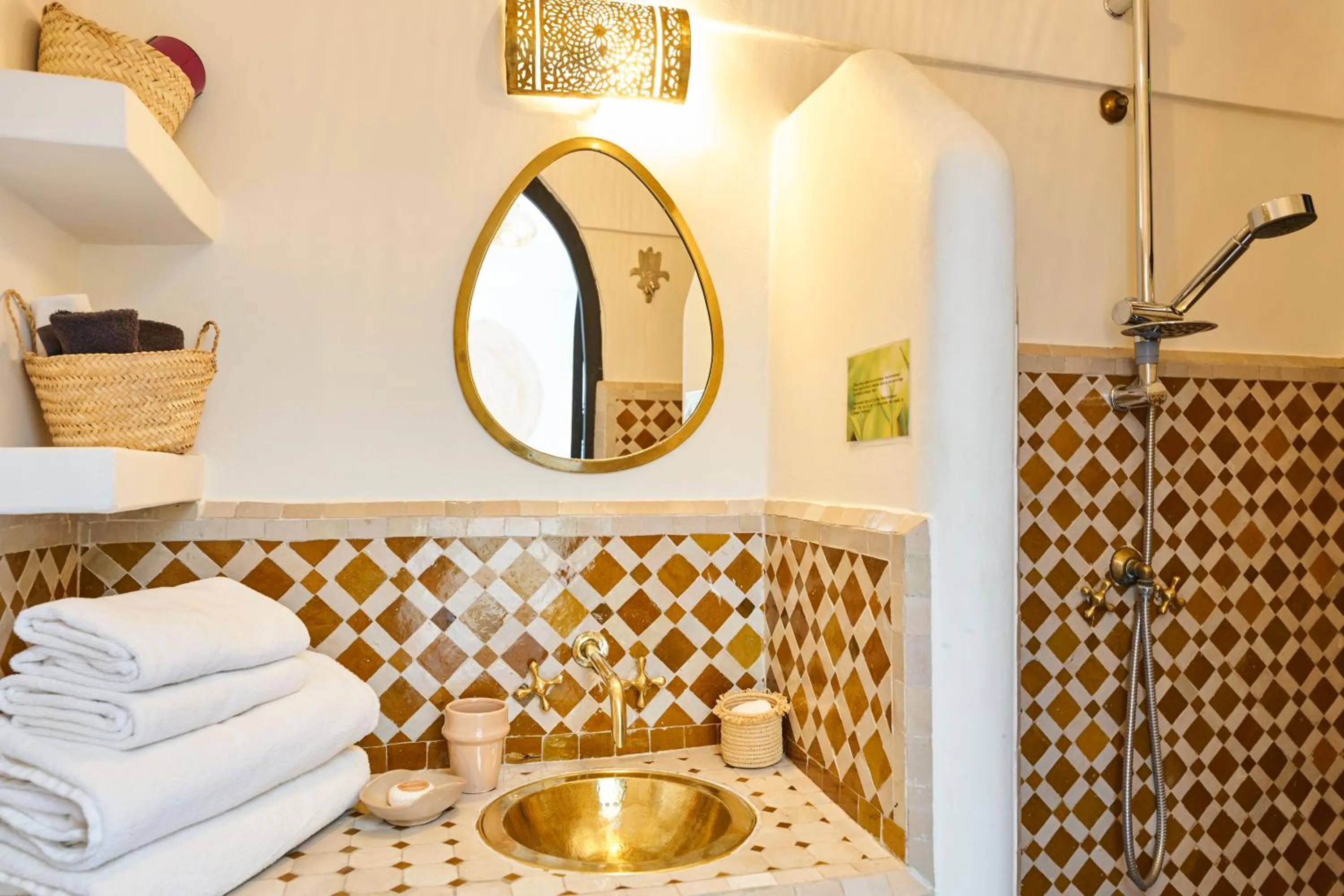 Bathroom in Riad Miloud en exclusivité 10 P au cœur de la Médina