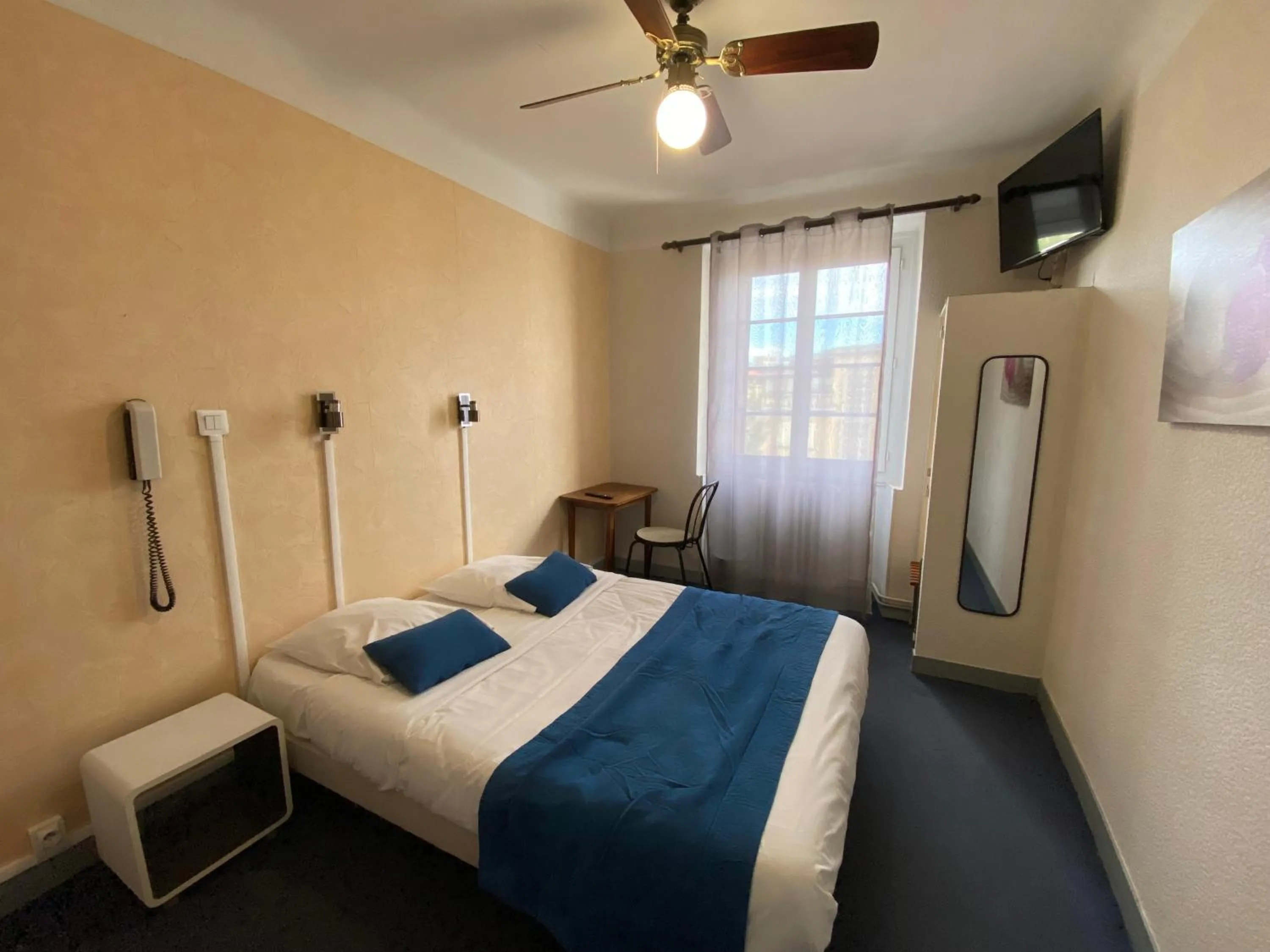 Bedroom, Bed in Au Royal Hotel