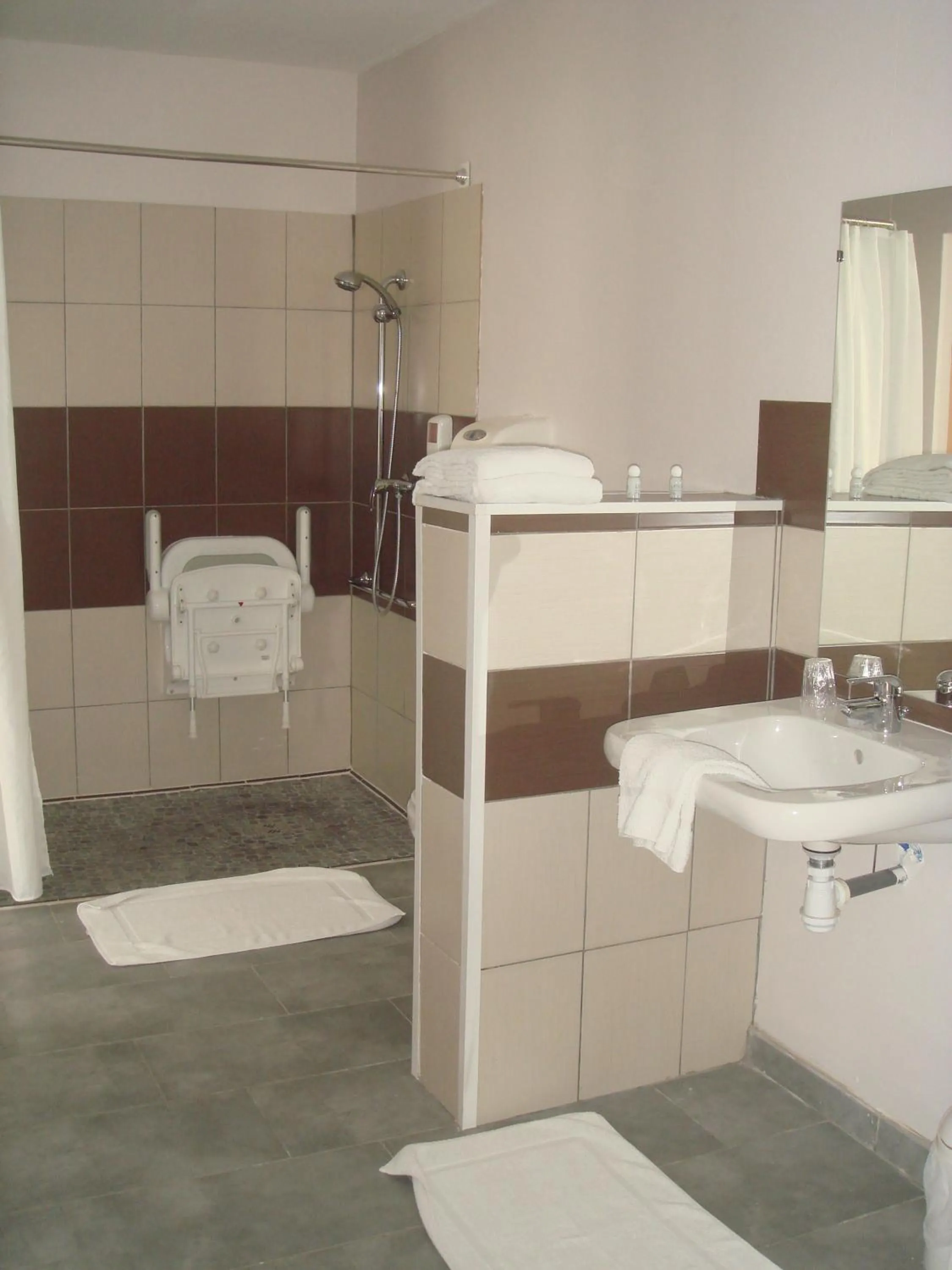 Double Room - Disability Access in Au Royal Hotel