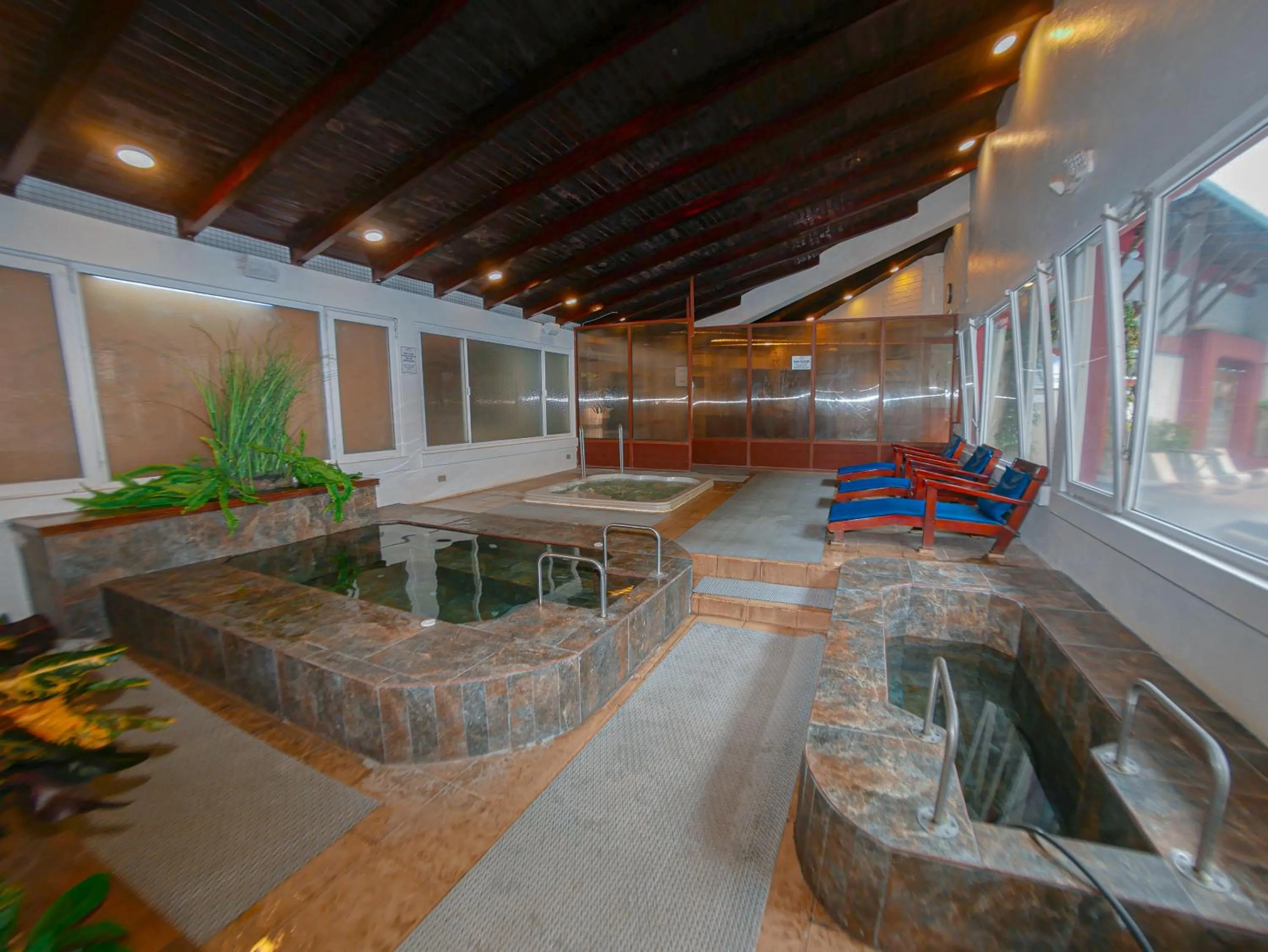 Swimming pool in Sangay Spa Hotel