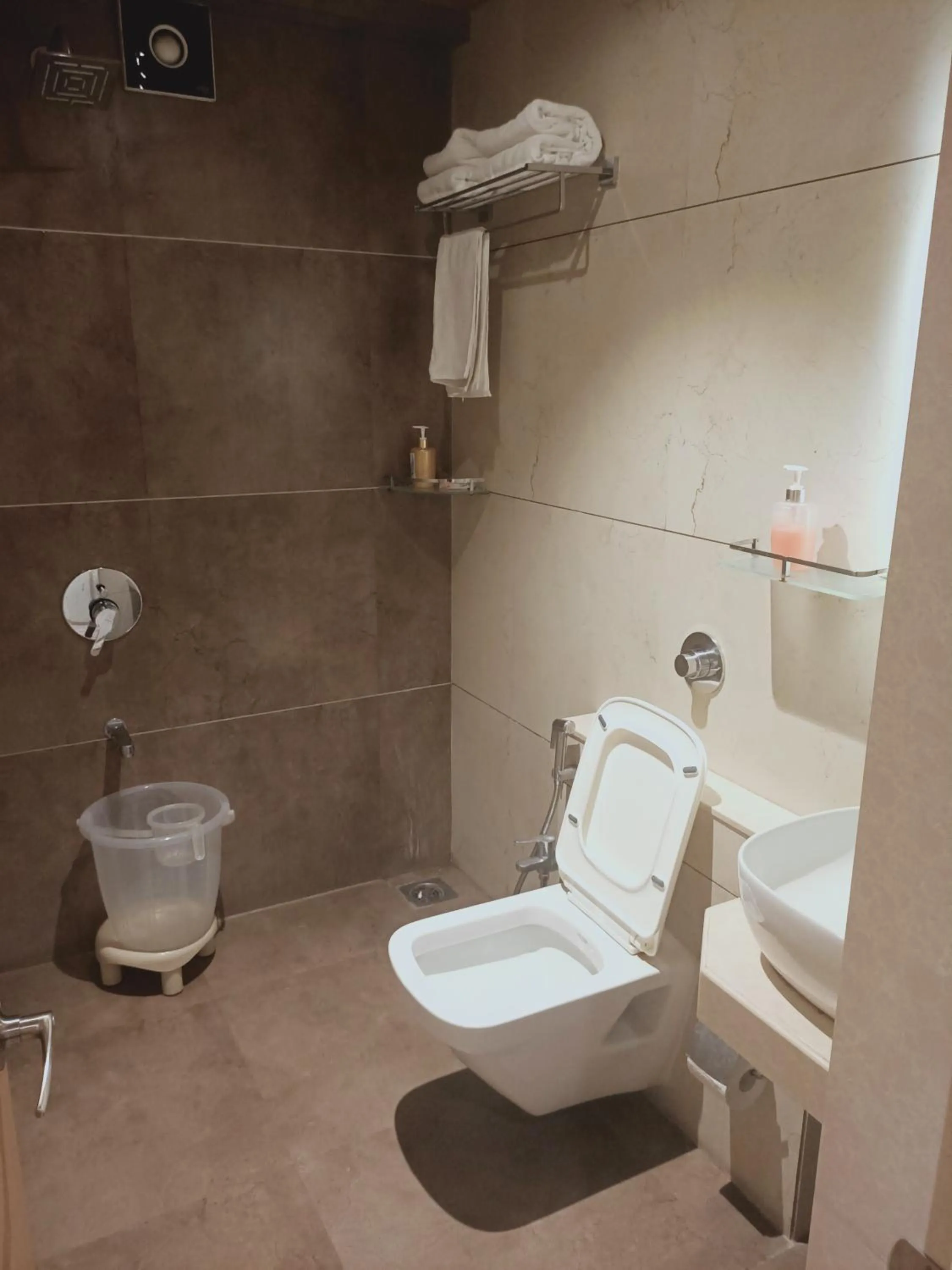 Shower in Rudra Shelter Business Hotel