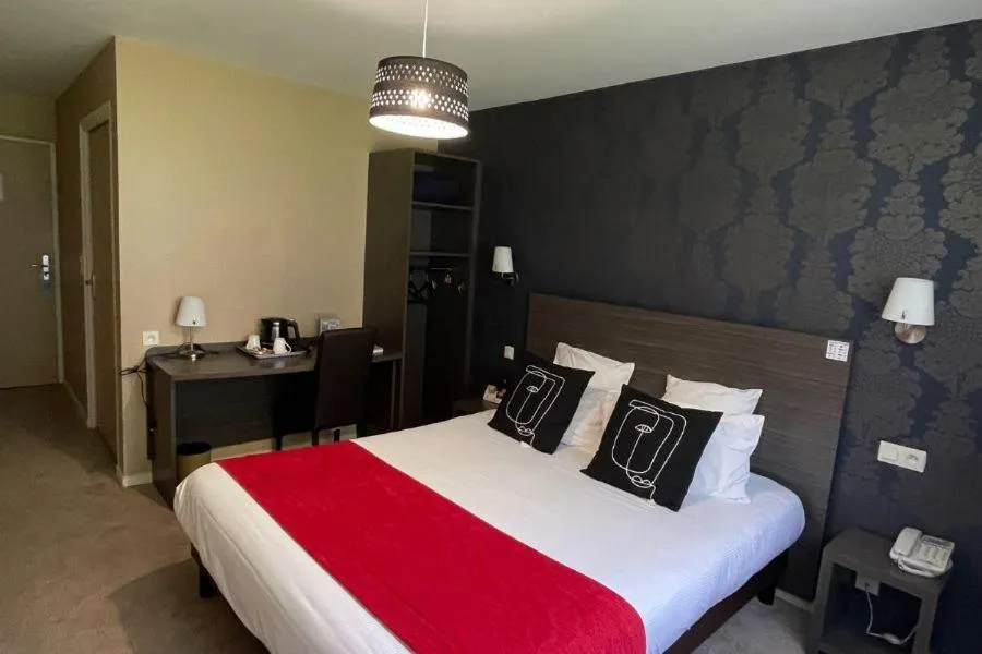 Bed in LOGIS Hôtel ARCADIA