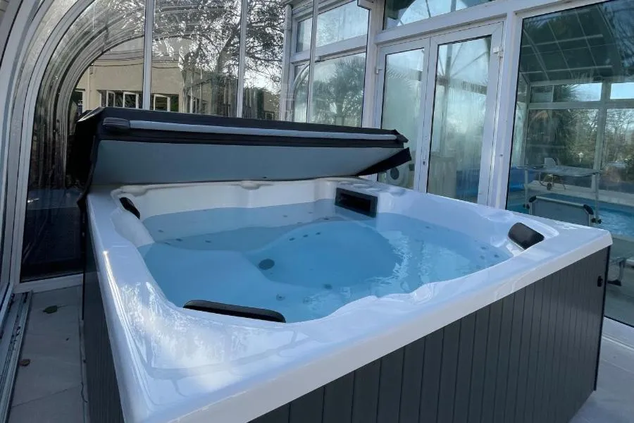 Hot Tub in LOGIS Hôtel ARCADIA