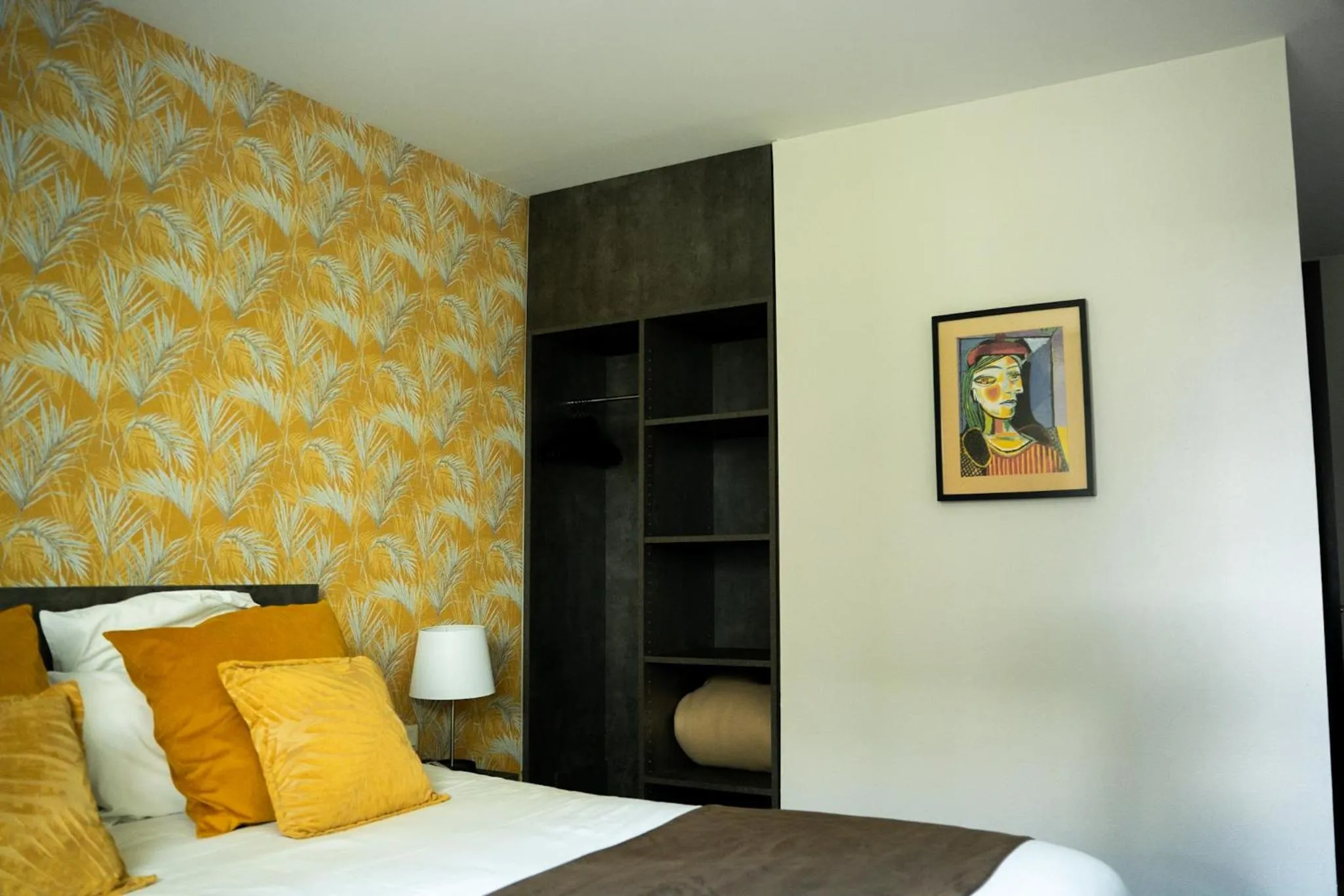 Bed in LOGIS Hôtel ARCADIA