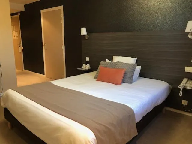 Bed in LOGIS Hôtel ARCADIA