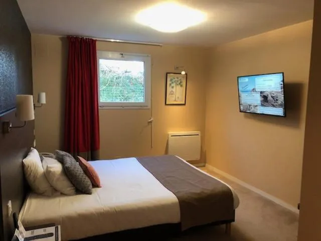 Bed in LOGIS Hôtel ARCADIA