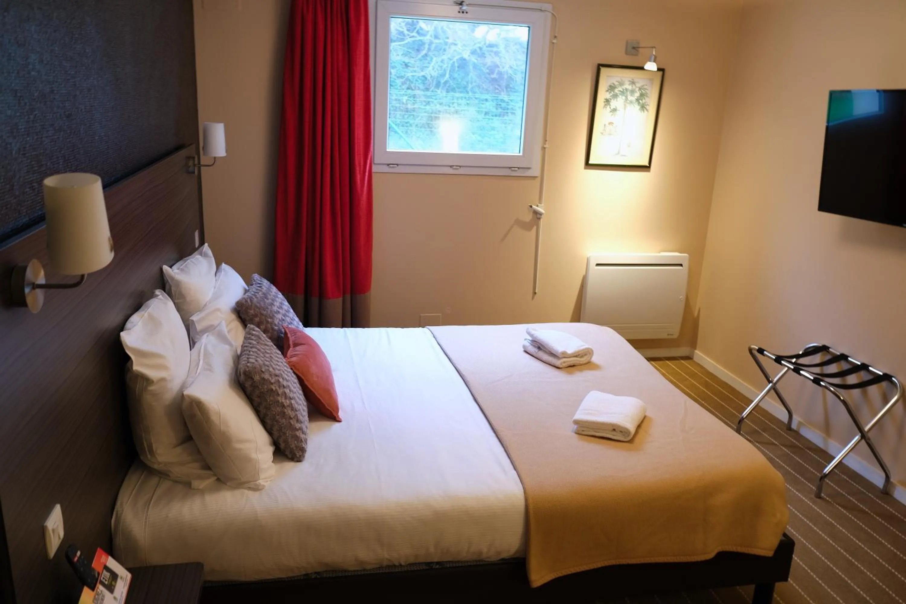 Bed in LOGIS Hôtel ARCADIA