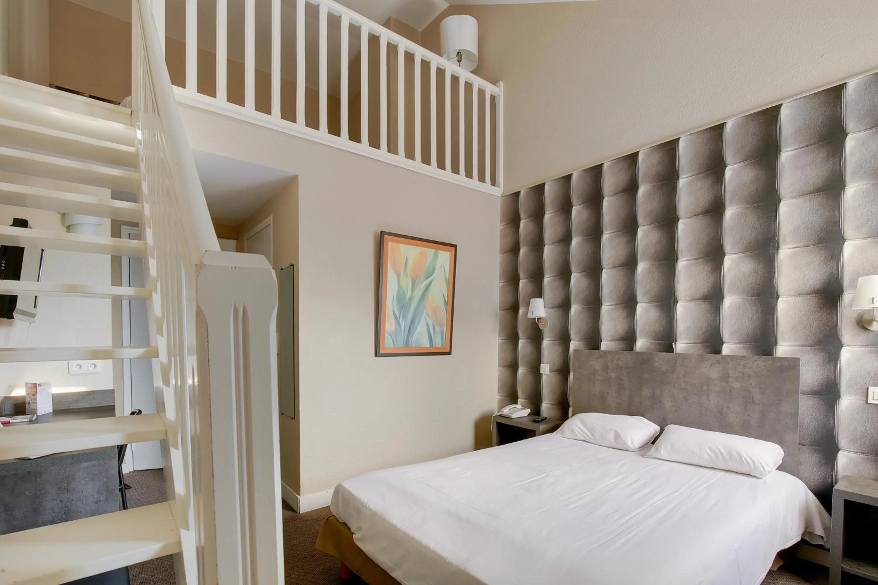 Bedroom, Bed in LOGIS Hôtel ARCADIA