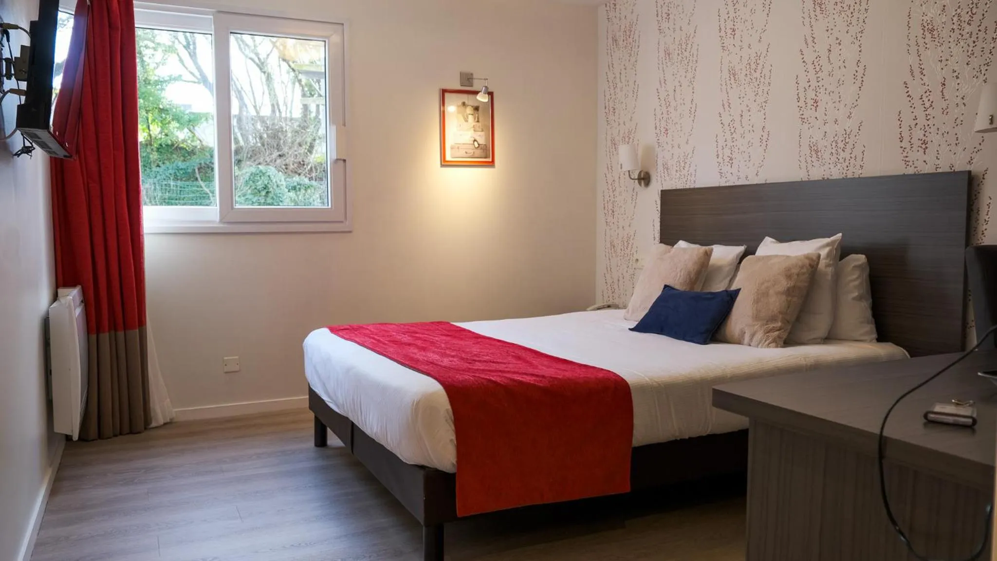 Bed in LOGIS Hôtel ARCADIA