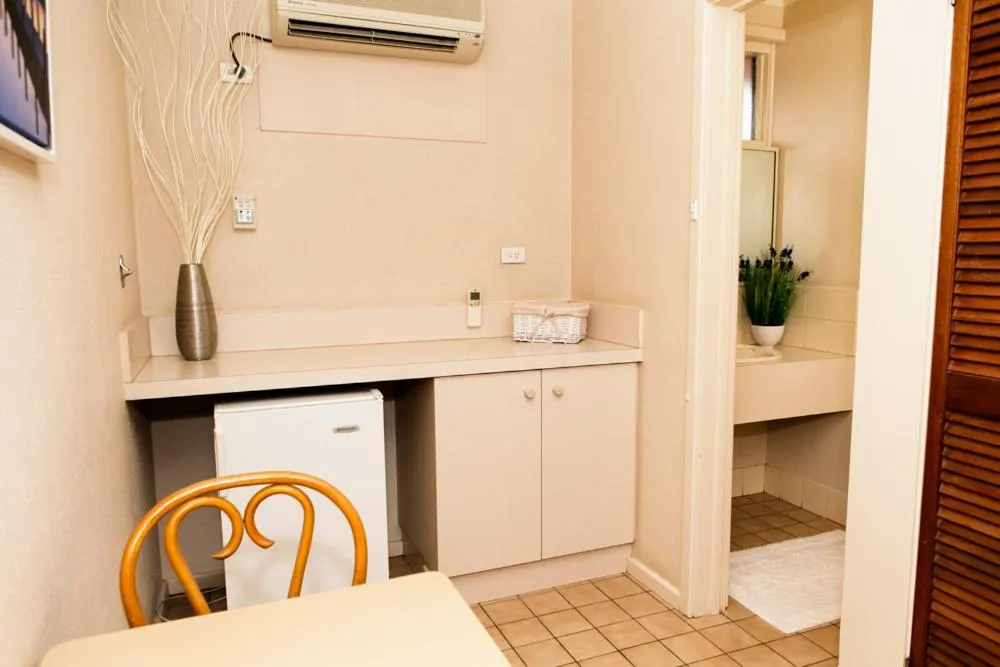Kitchen or kitchenette in Kalgoorlie Overland Motel