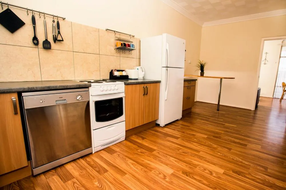 Kitchen or kitchenette in Kalgoorlie Overland Motel
