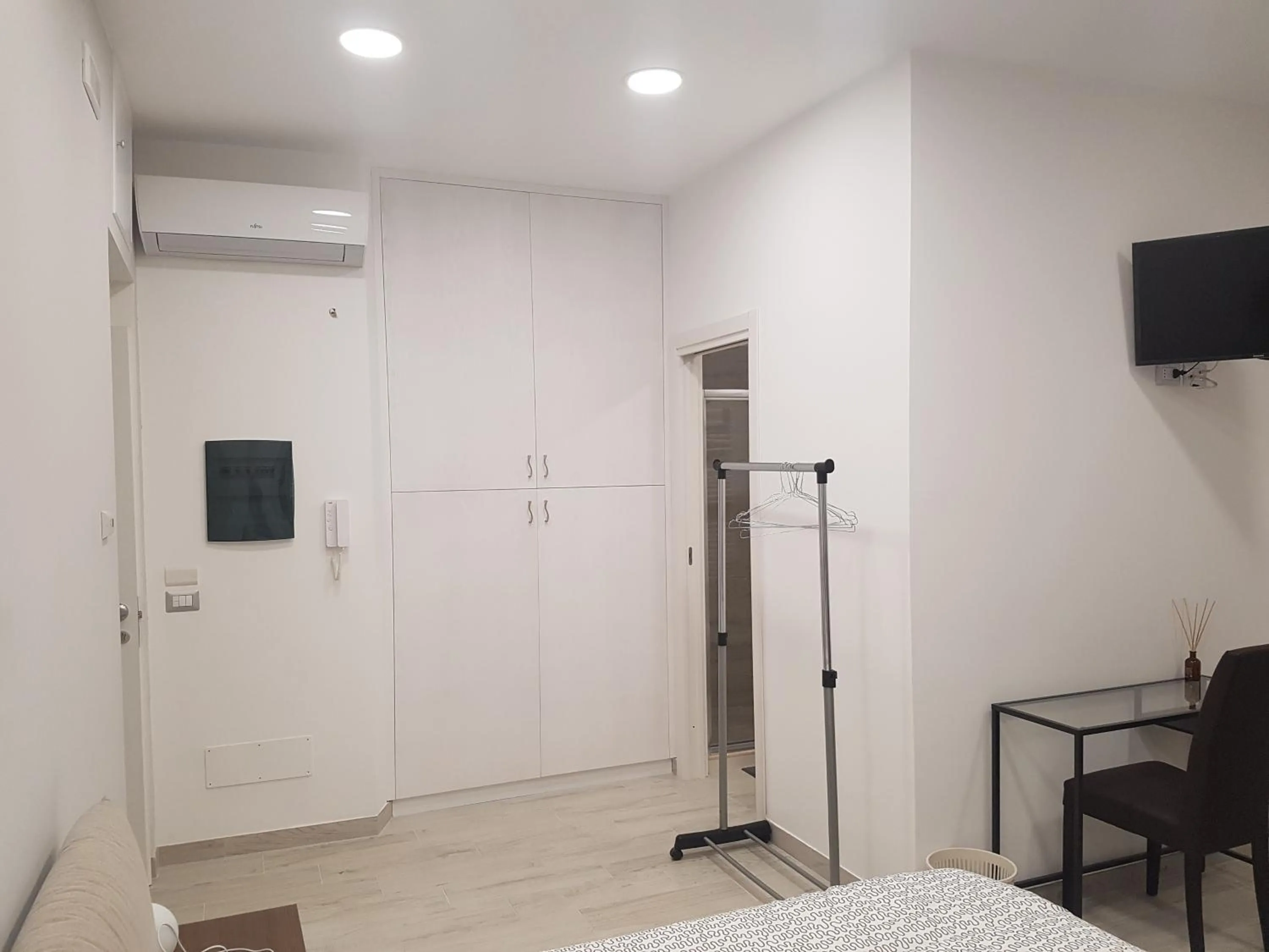 TV and multimedia, Bed in Guest House Via Milano