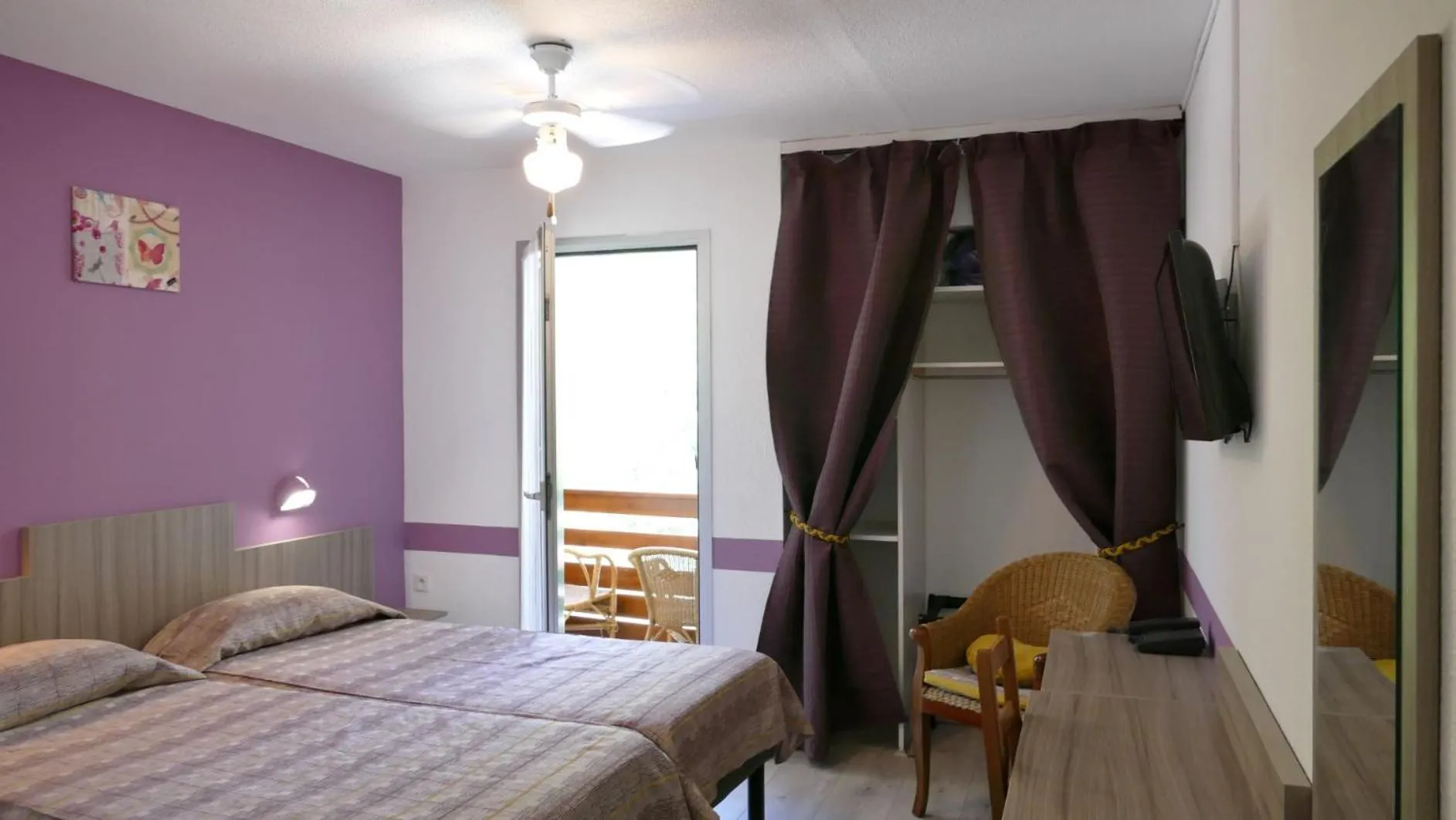 Bedroom in Hotel-Restaurant La Lauzétane