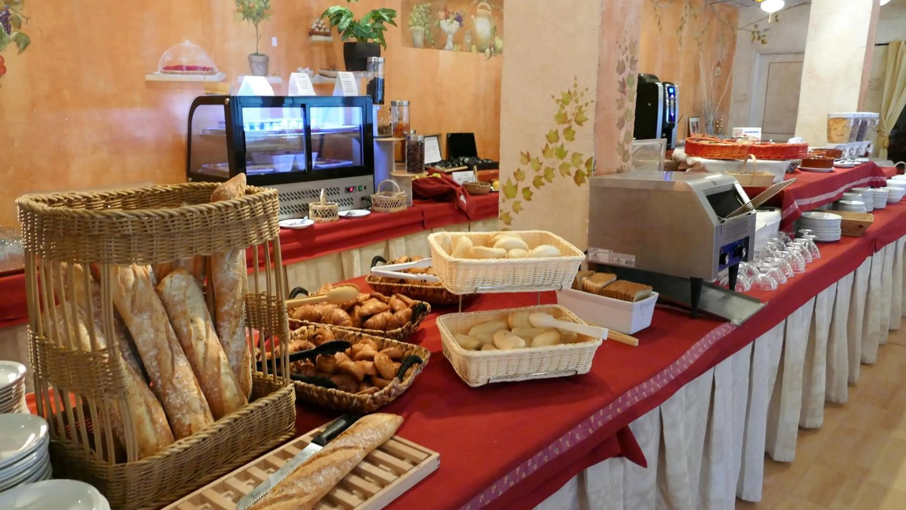 Restaurant/places to eat in Hotel-Restaurant La Lauzétane