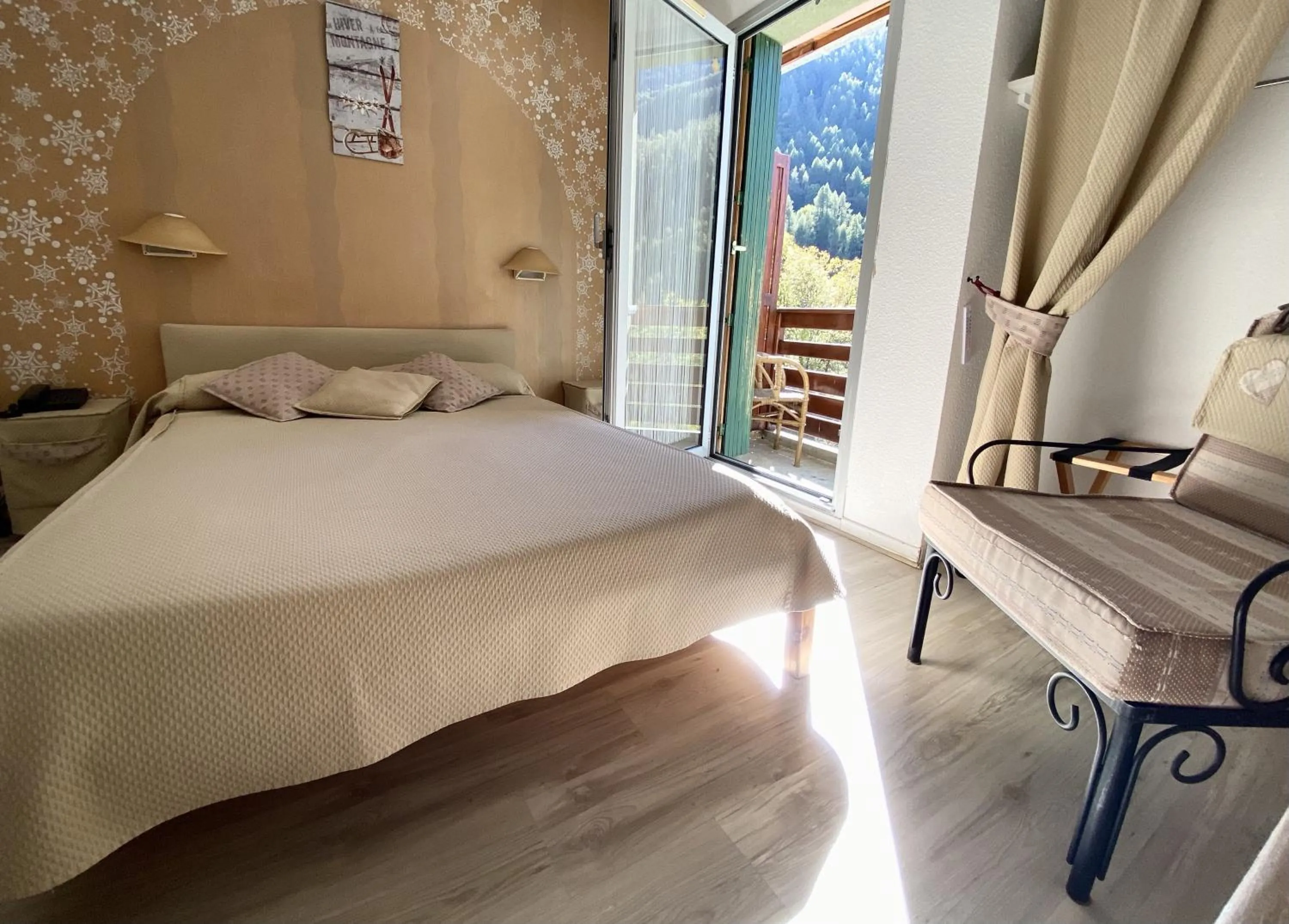 Lake view in Hotel-Restaurant La Lauzétane