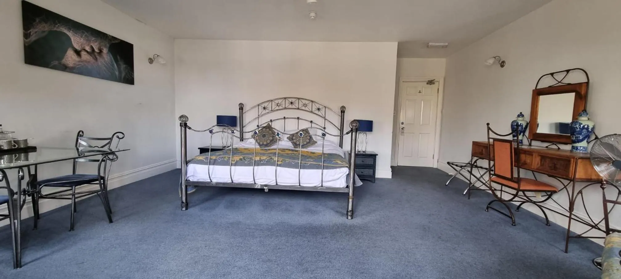 Photo of the whole room, Bed in The Weir Hotel