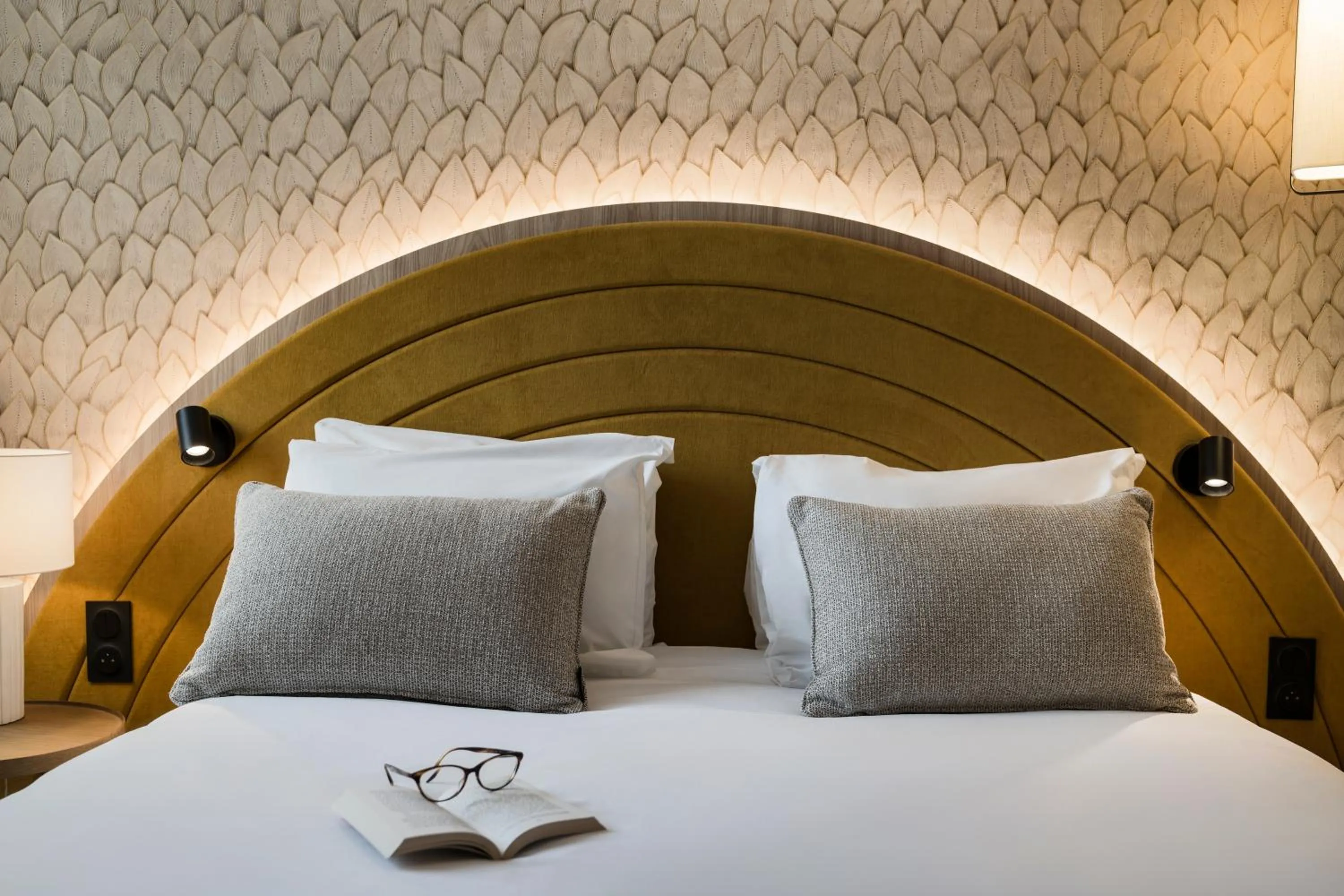 Photo of the whole room, Bed in Mercure Chartres Est