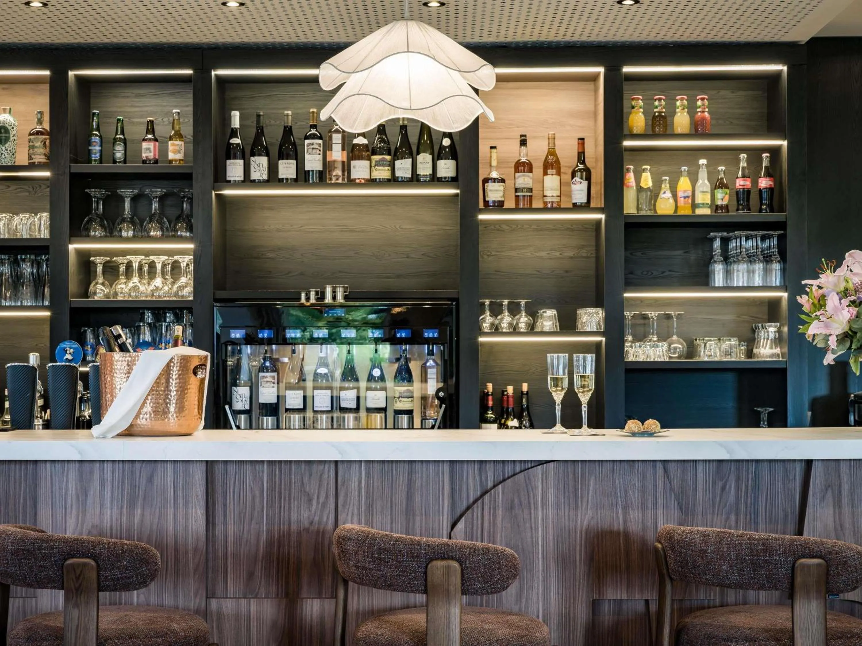 Lounge or bar in Mercure Chartres Est