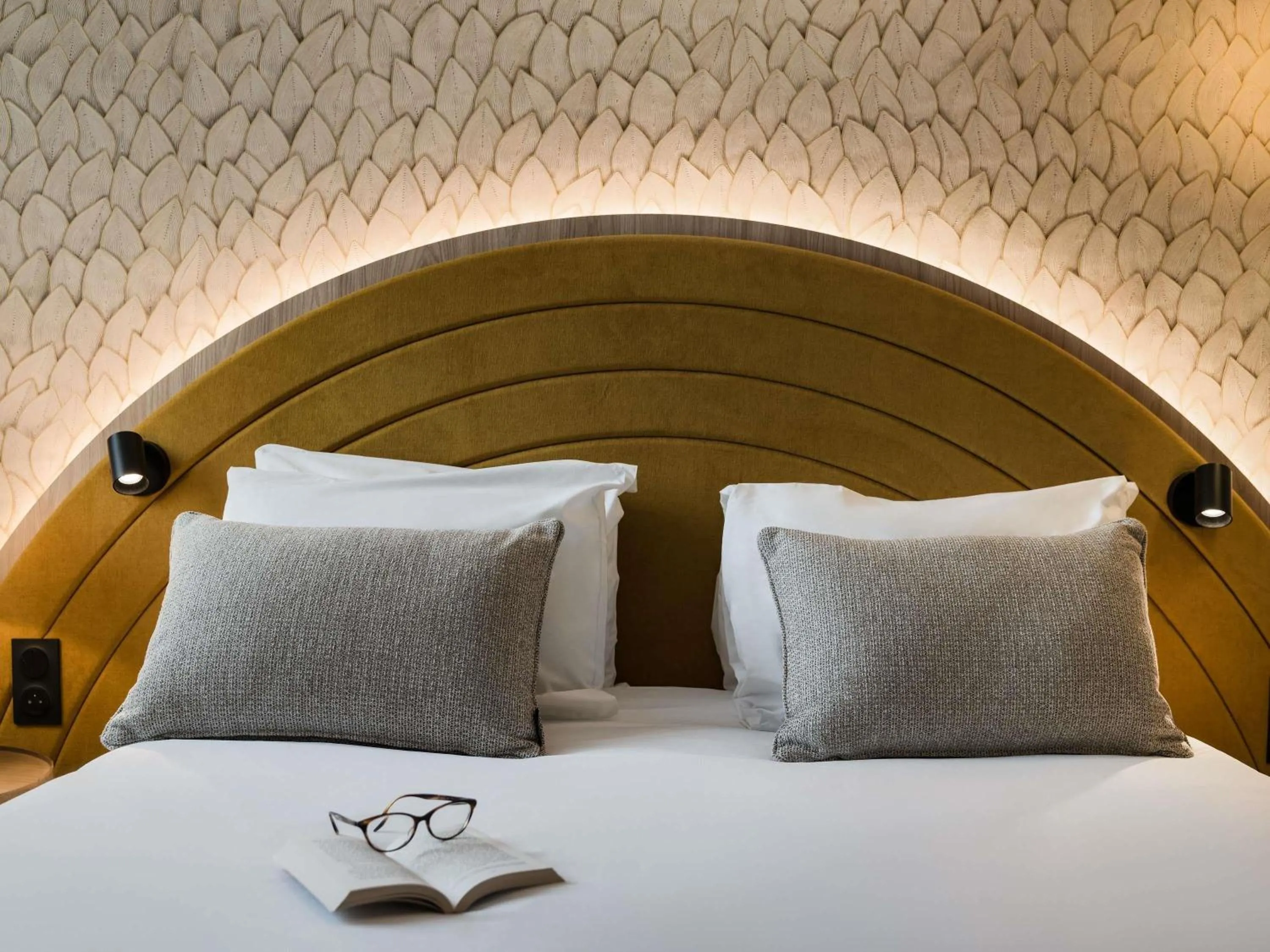 Bedroom, Bed in Mercure Chartres Est