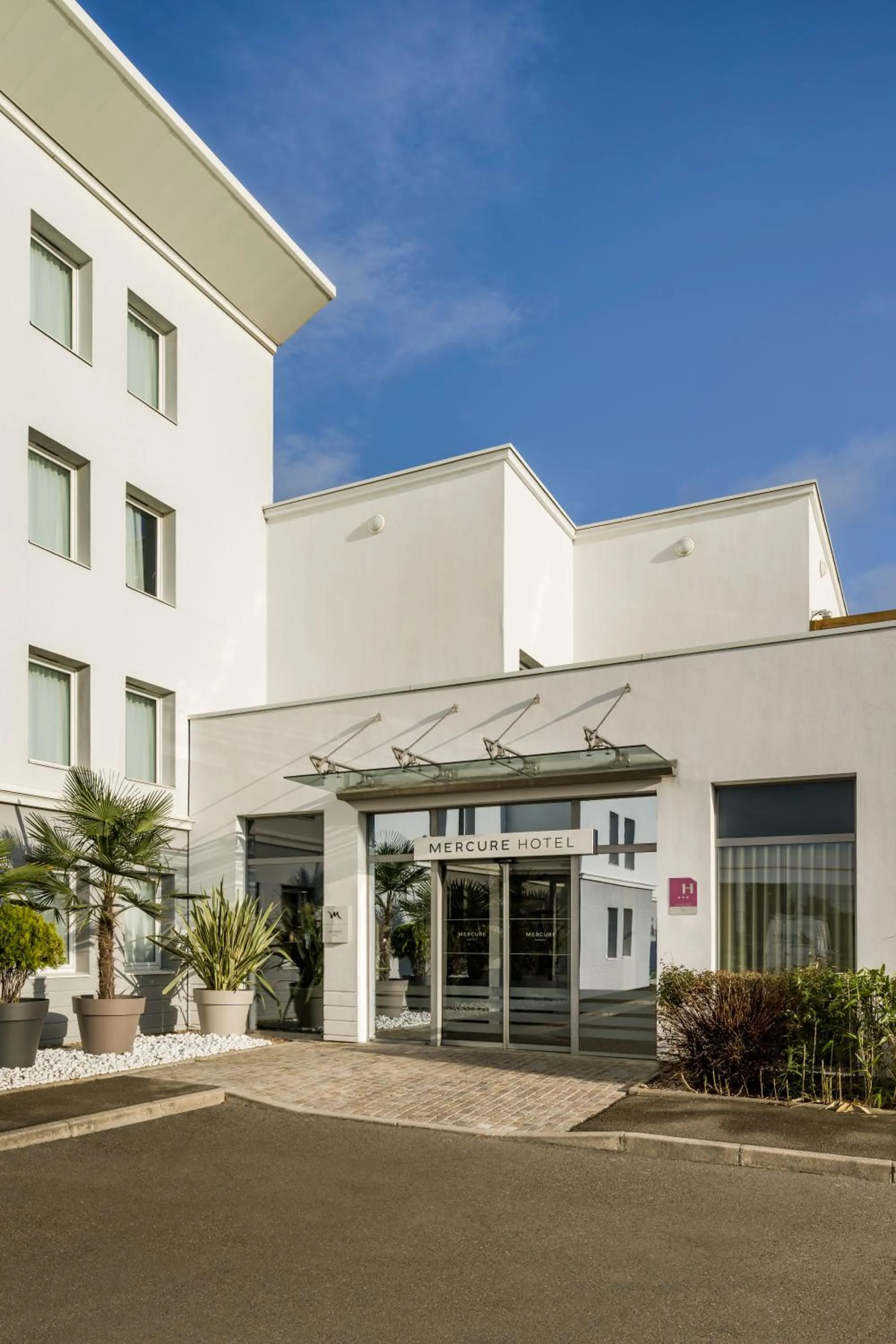 Facade/entrance in Mercure Chartres Est