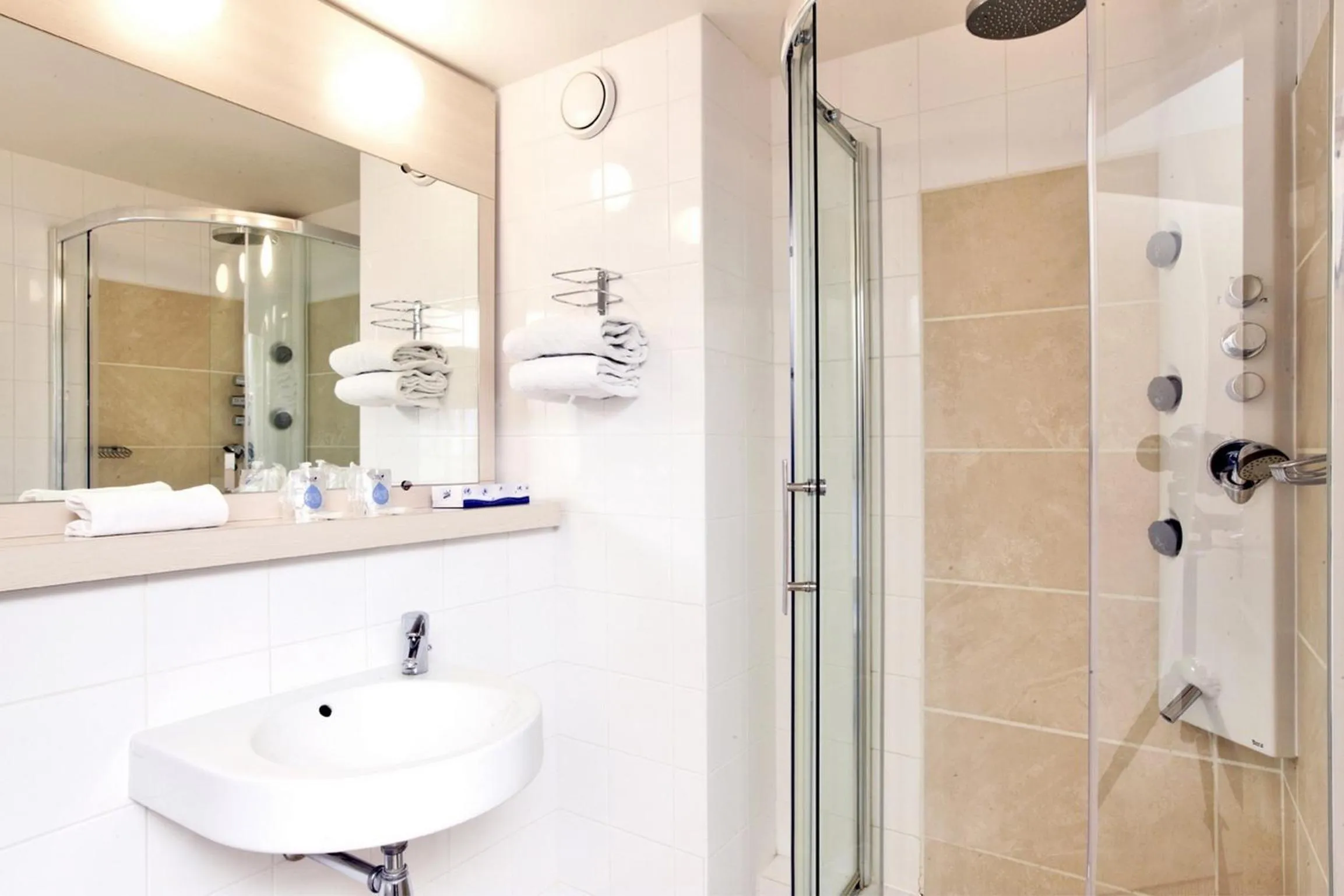 Bathroom in Kyriad Chartres