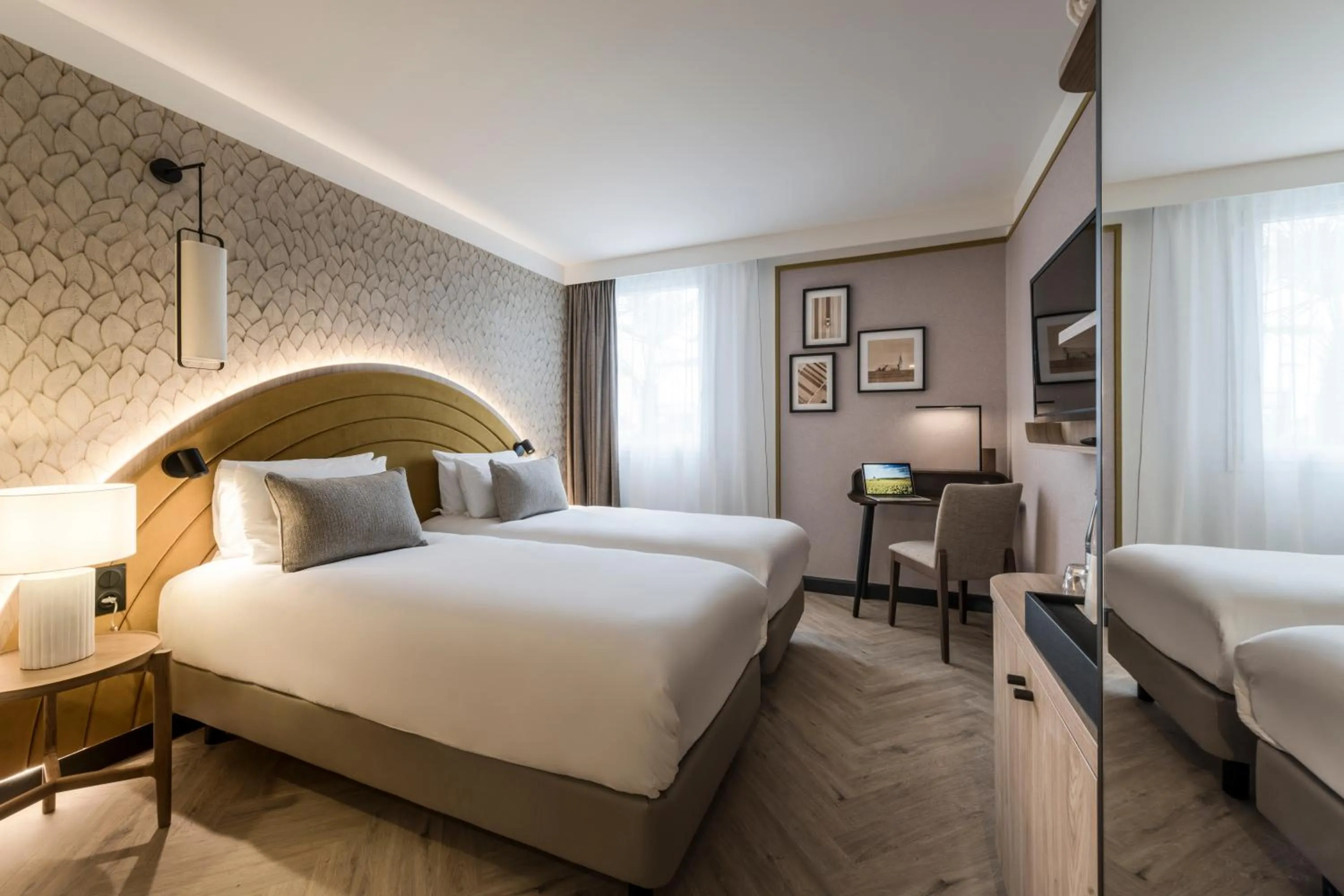 Bed in Mercure Chartres Est