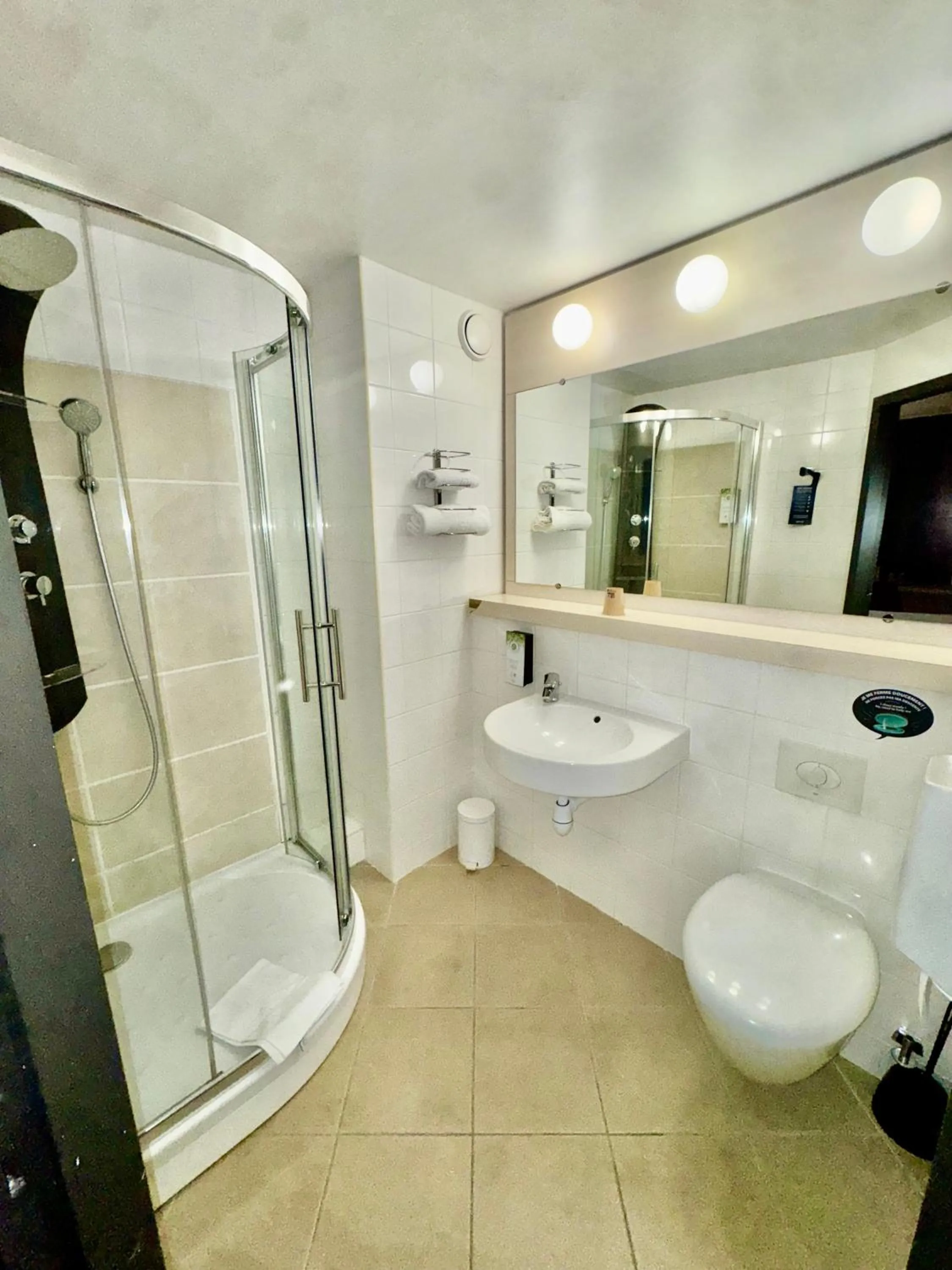 Shower in Kyriad Chartres