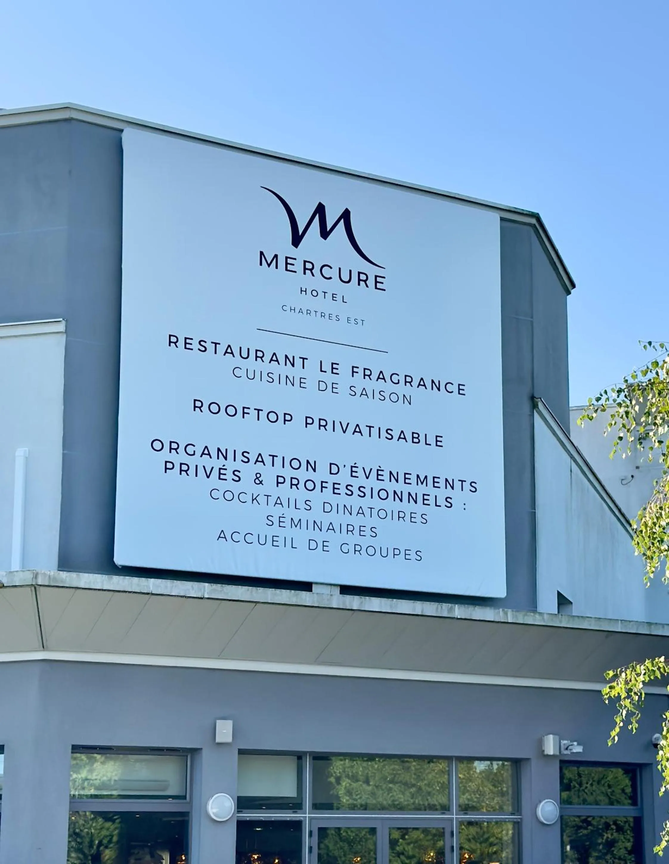 Property building in Mercure Chartres Est