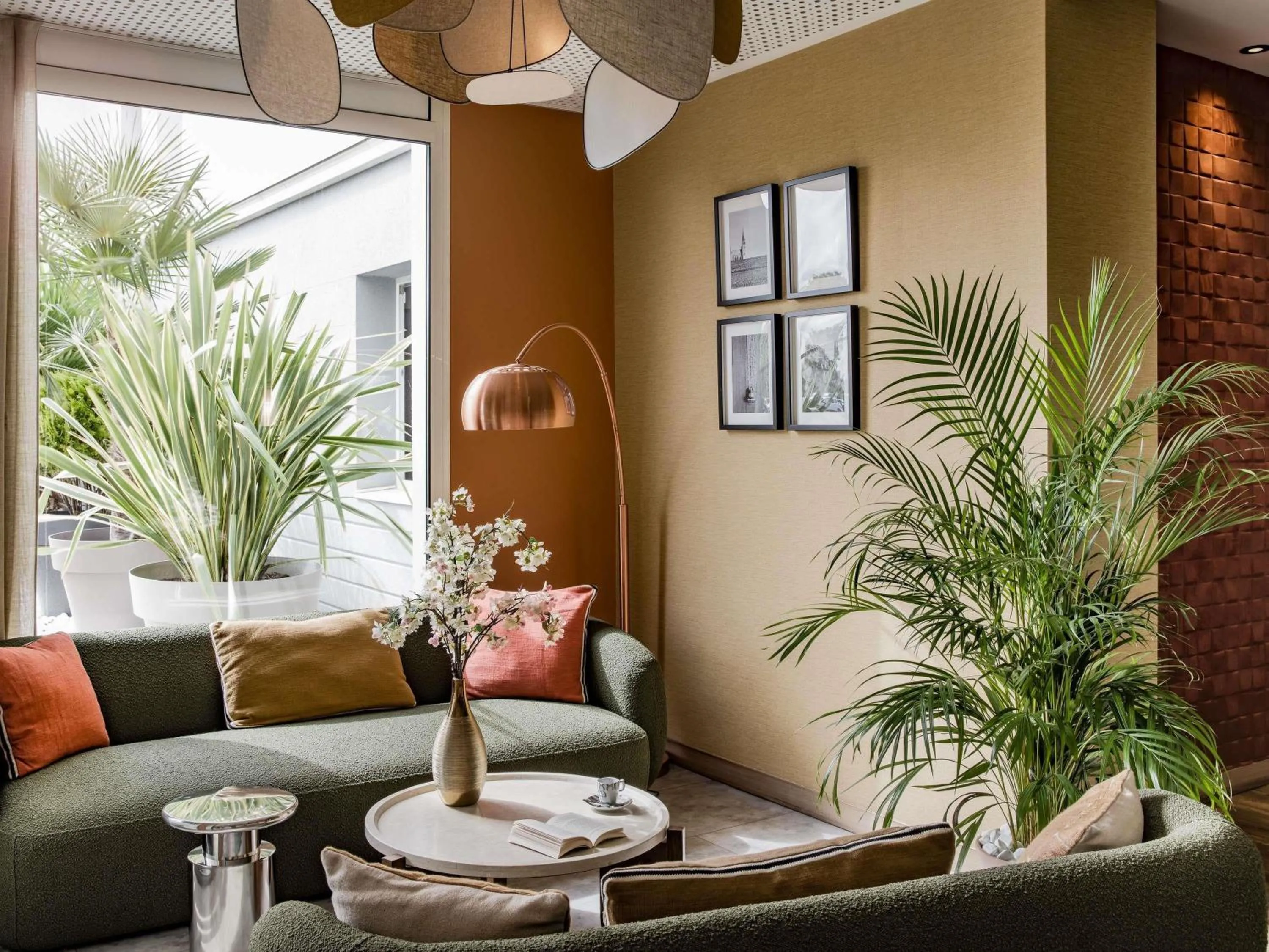 Lounge or bar in Mercure Chartres Est