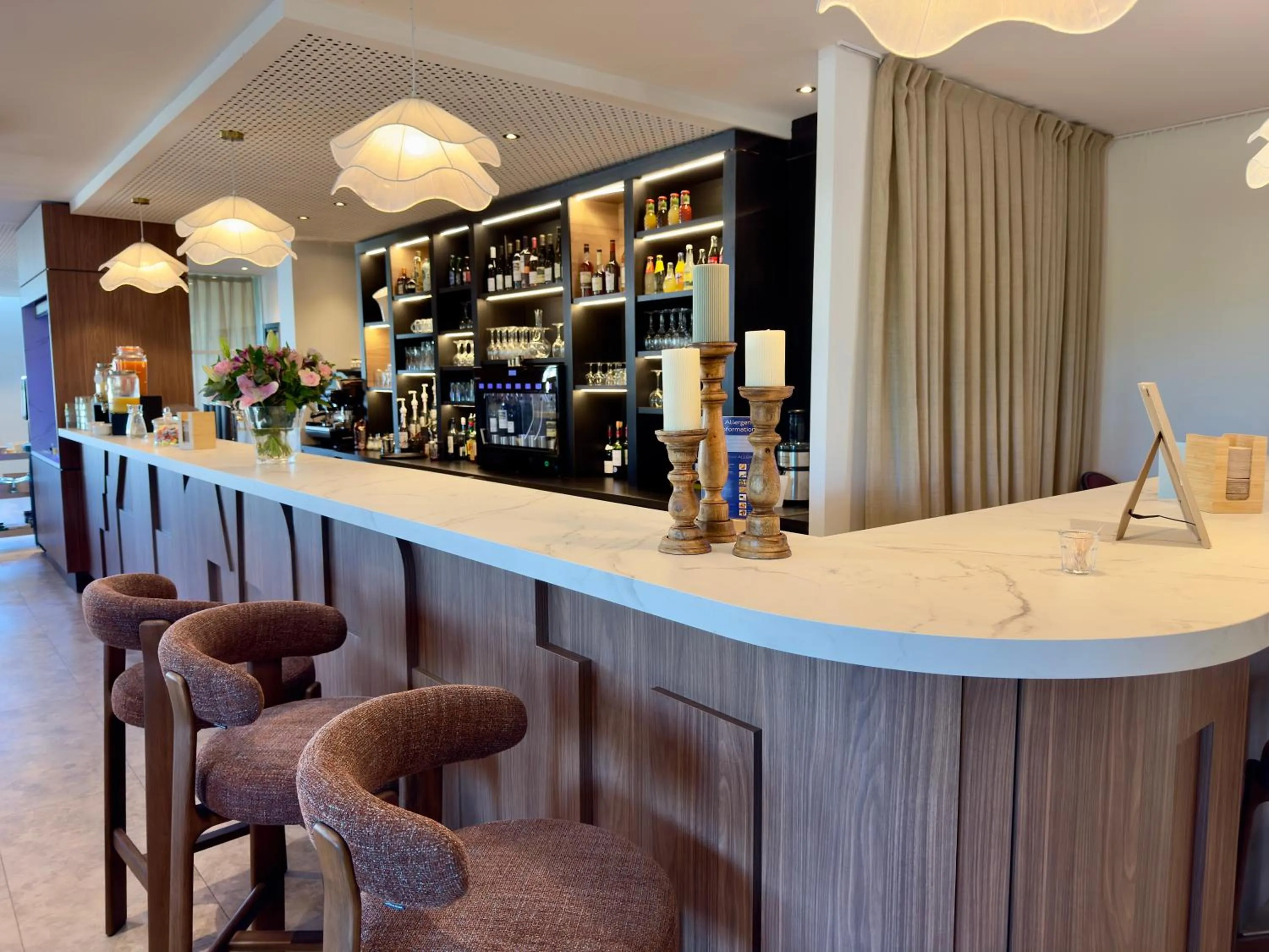 Lounge or bar in Mercure Chartres Est