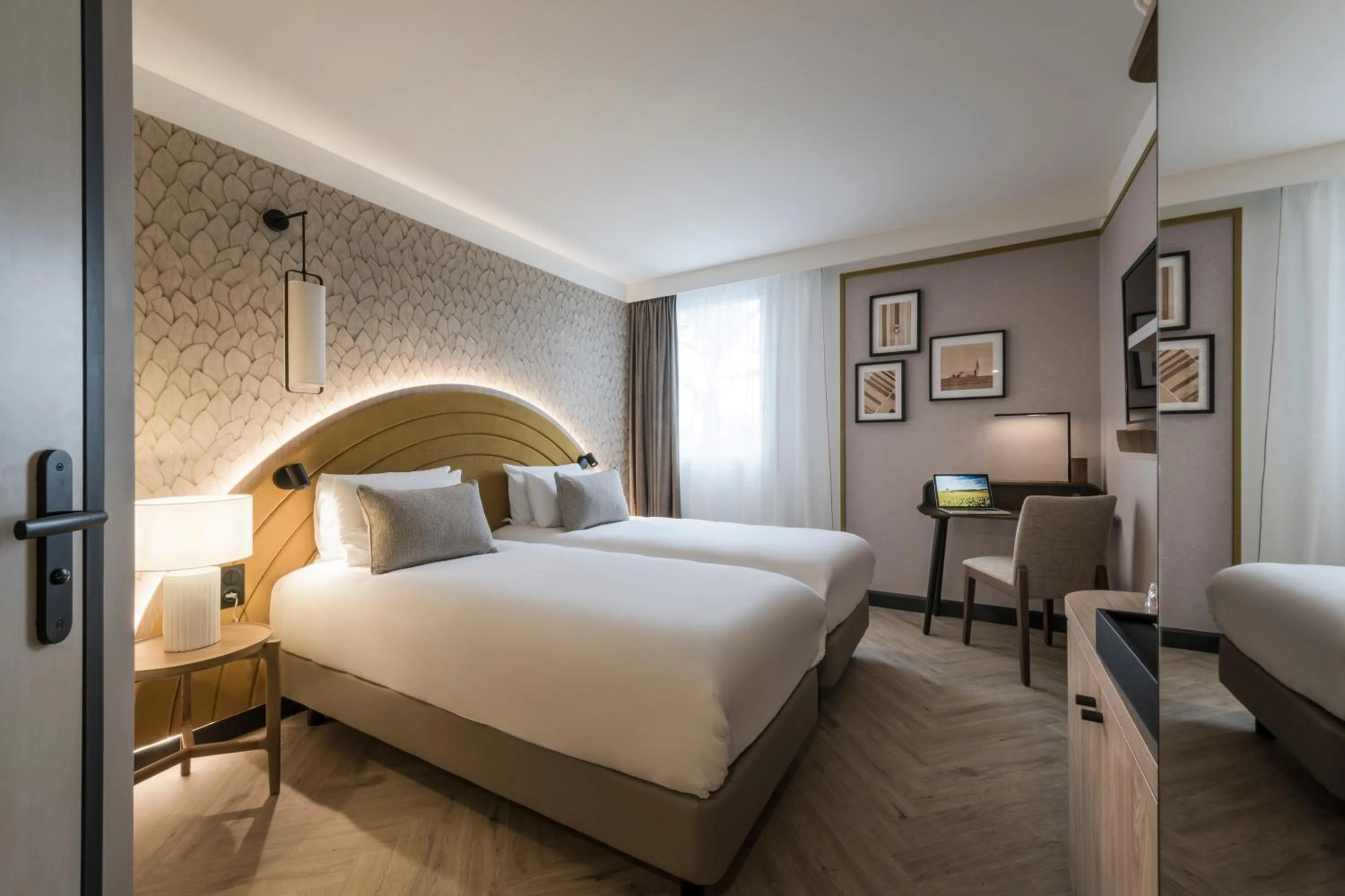 Photo of the whole room, Bed in Mercure Chartres Est