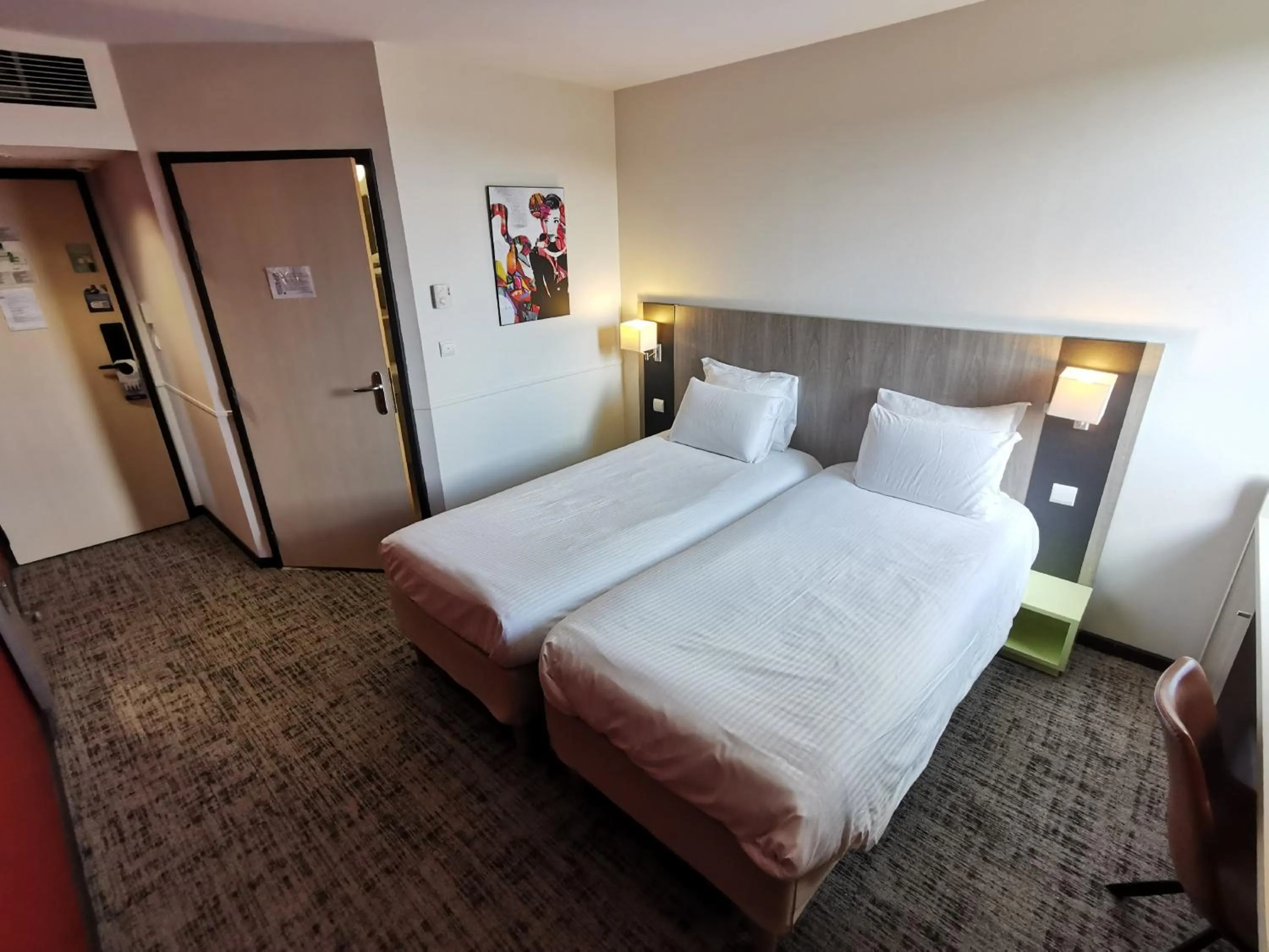 Bedroom, Bed in Kyriad Chartres