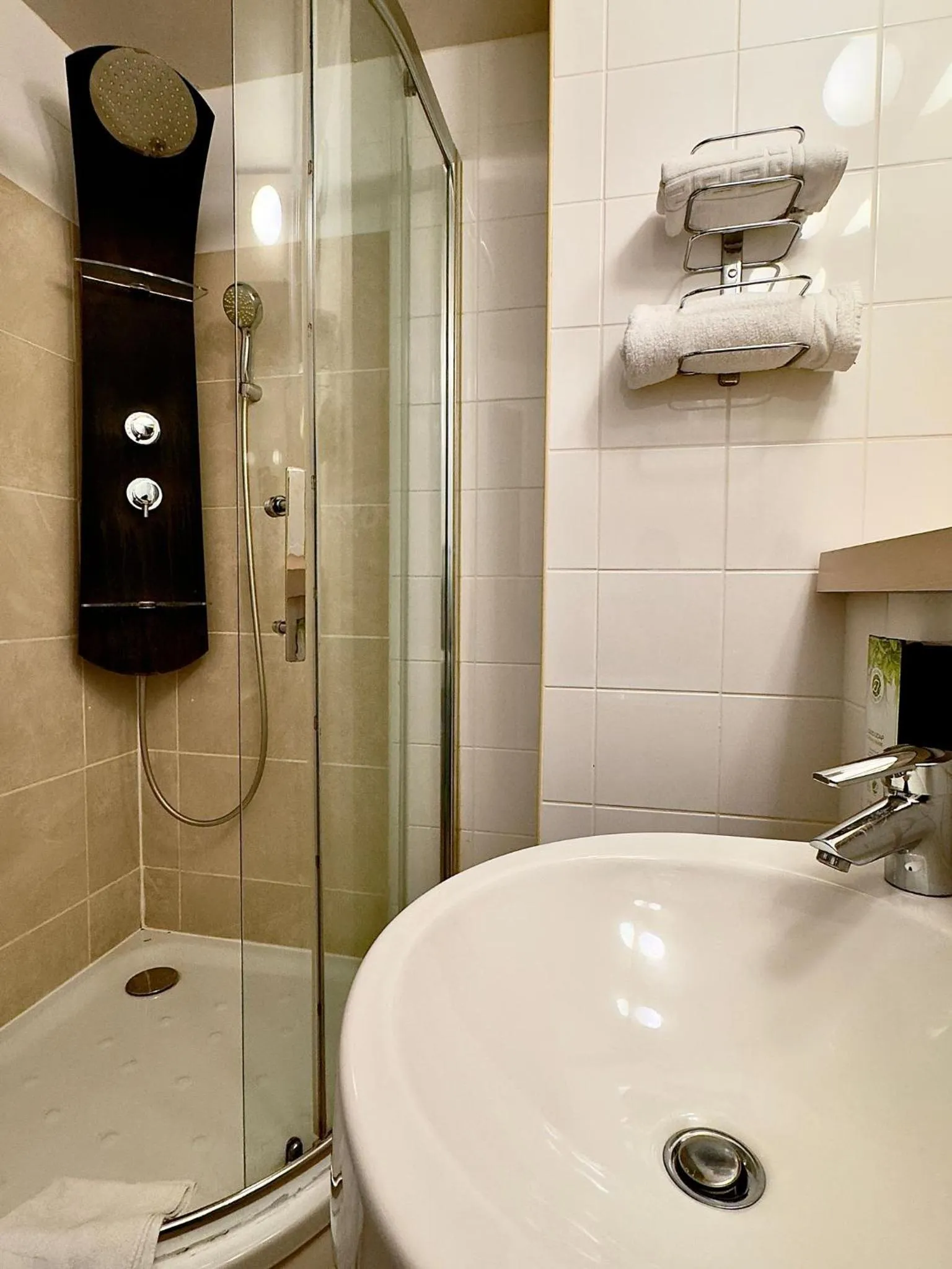 Bathroom in Kyriad Chartres