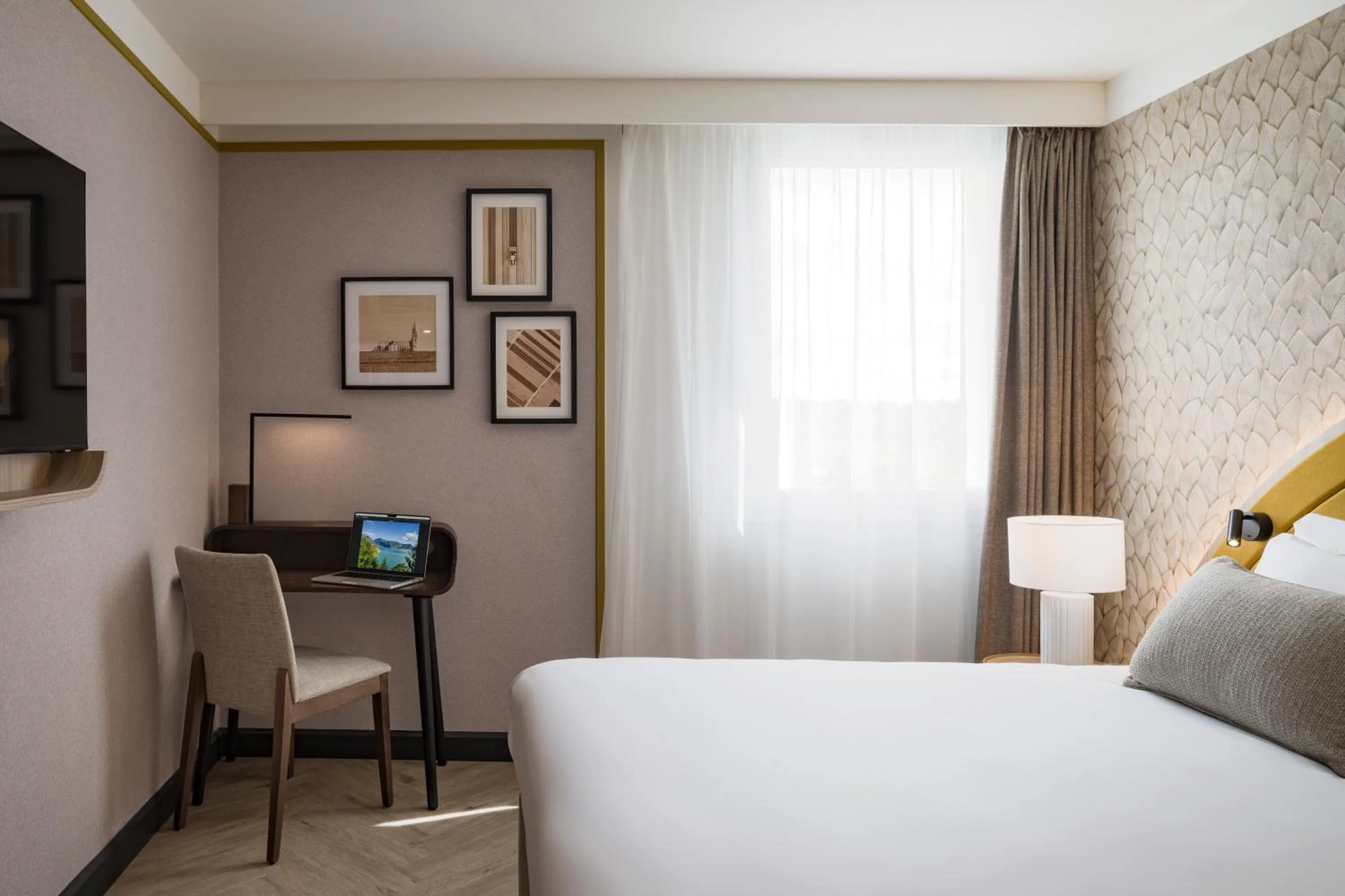 Photo of the whole room, Bed in Mercure Chartres Est