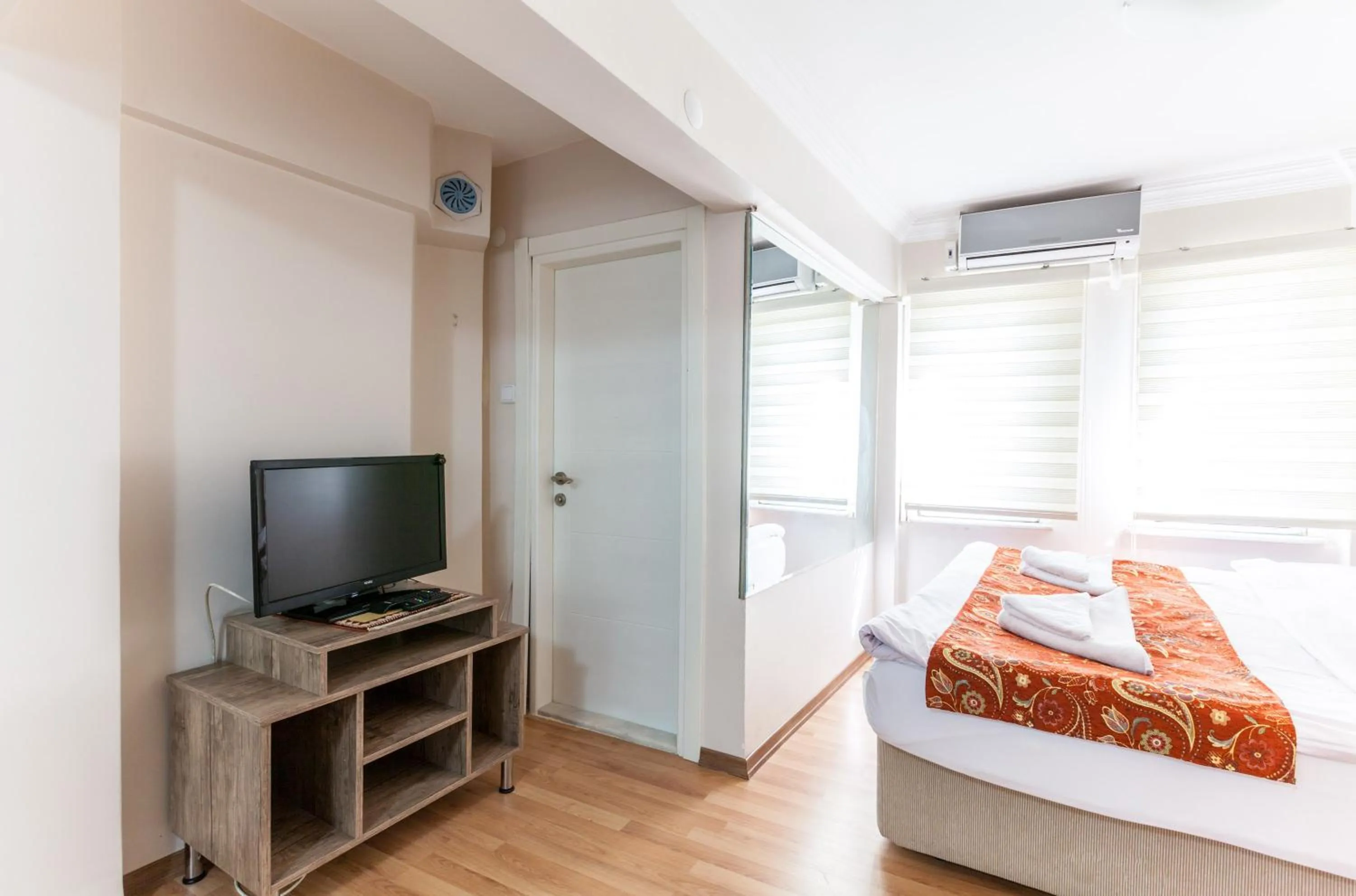 Dining area, Bed in Sultan Apartments