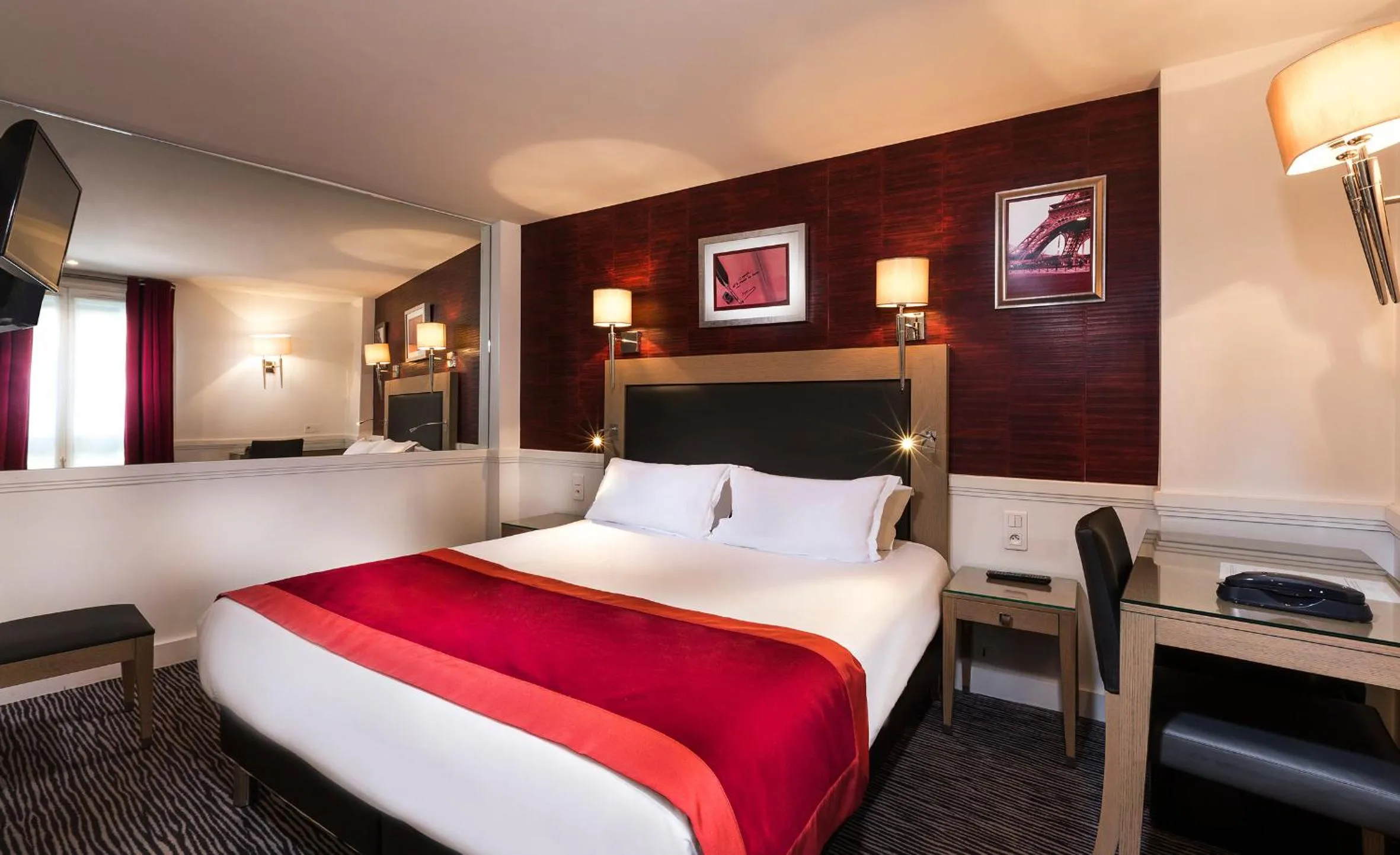 Bed in Hôtel Elysées Flaubert