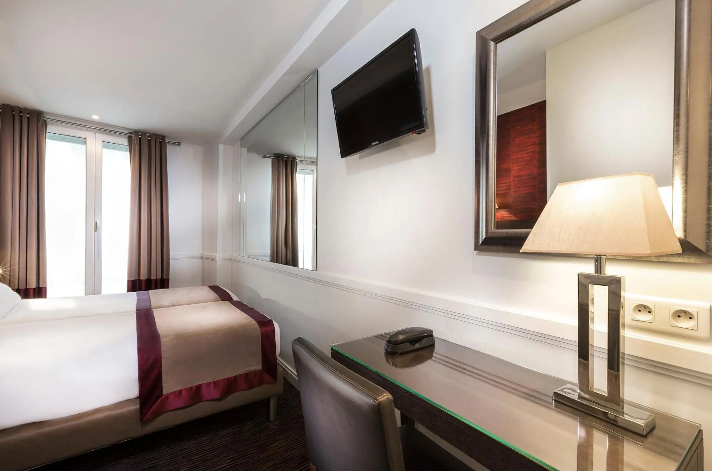 Bed in Hôtel Elysées Flaubert