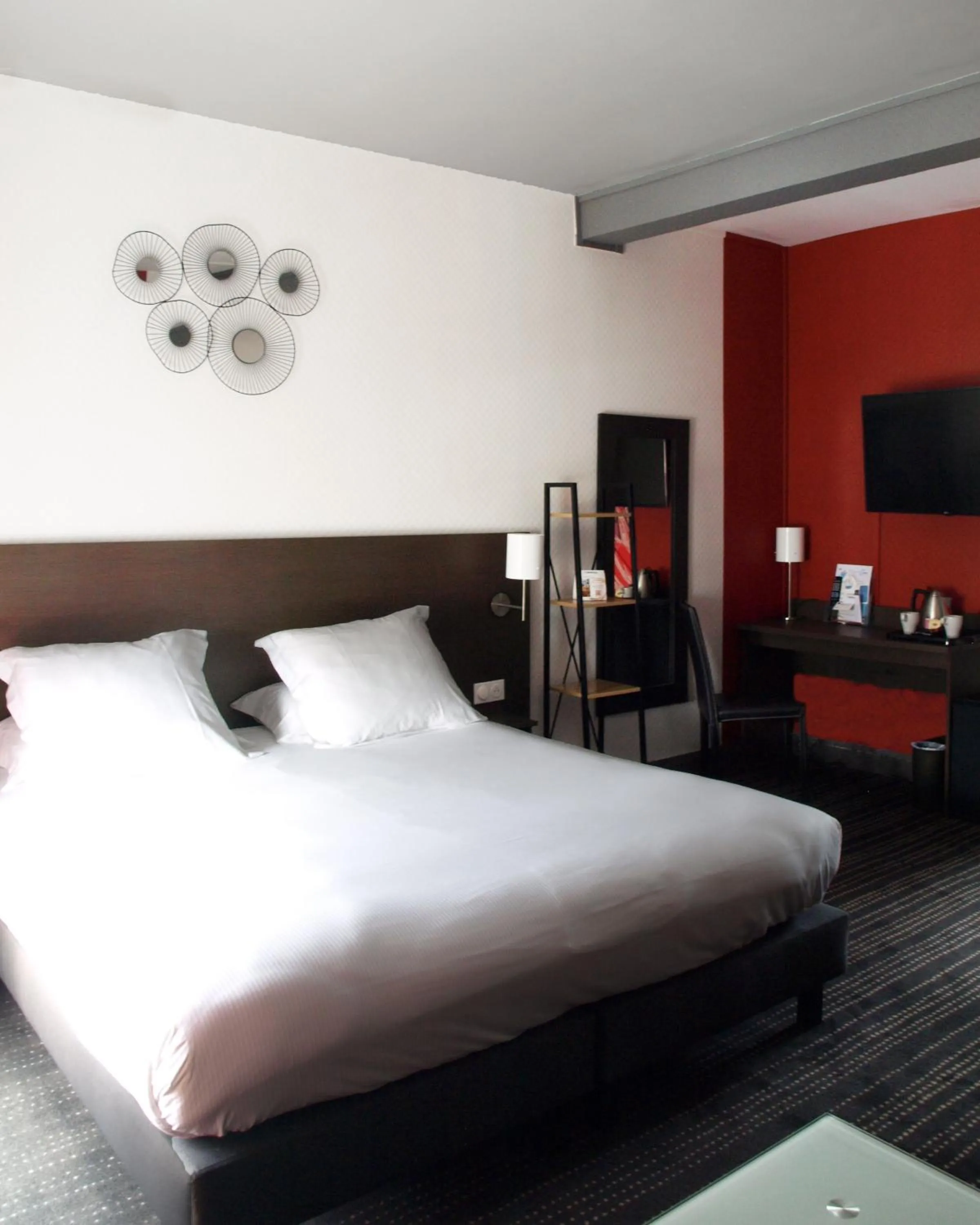 Bedroom, Bed in The Originals City, Hôtel de l'Europe, Saint-Nazaire