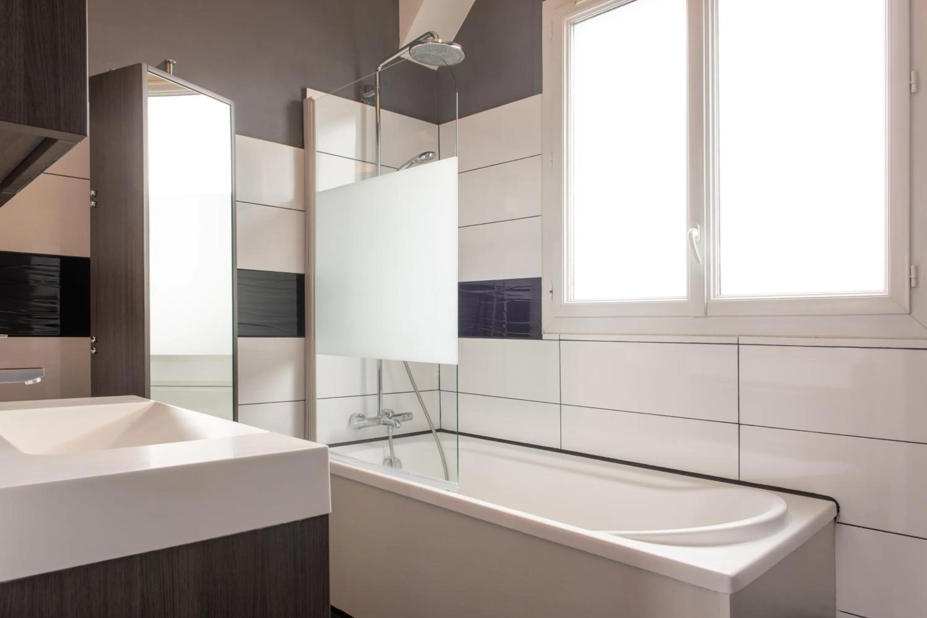 Bathroom in The Originals City, Hôtel de l'Europe, Saint-Nazaire