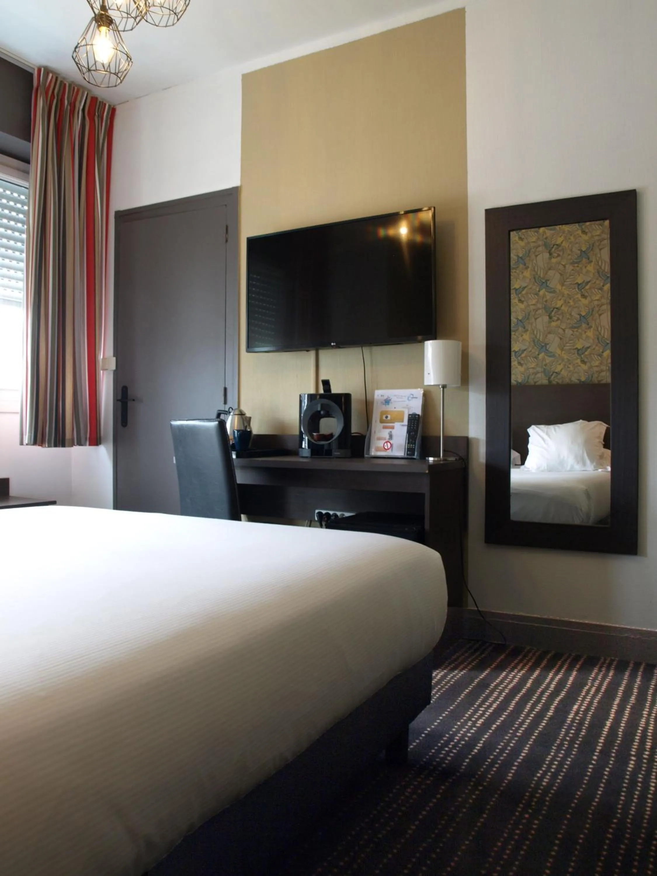 Bedroom, Bed in The Originals City, Hôtel de l'Europe, Saint-Nazaire