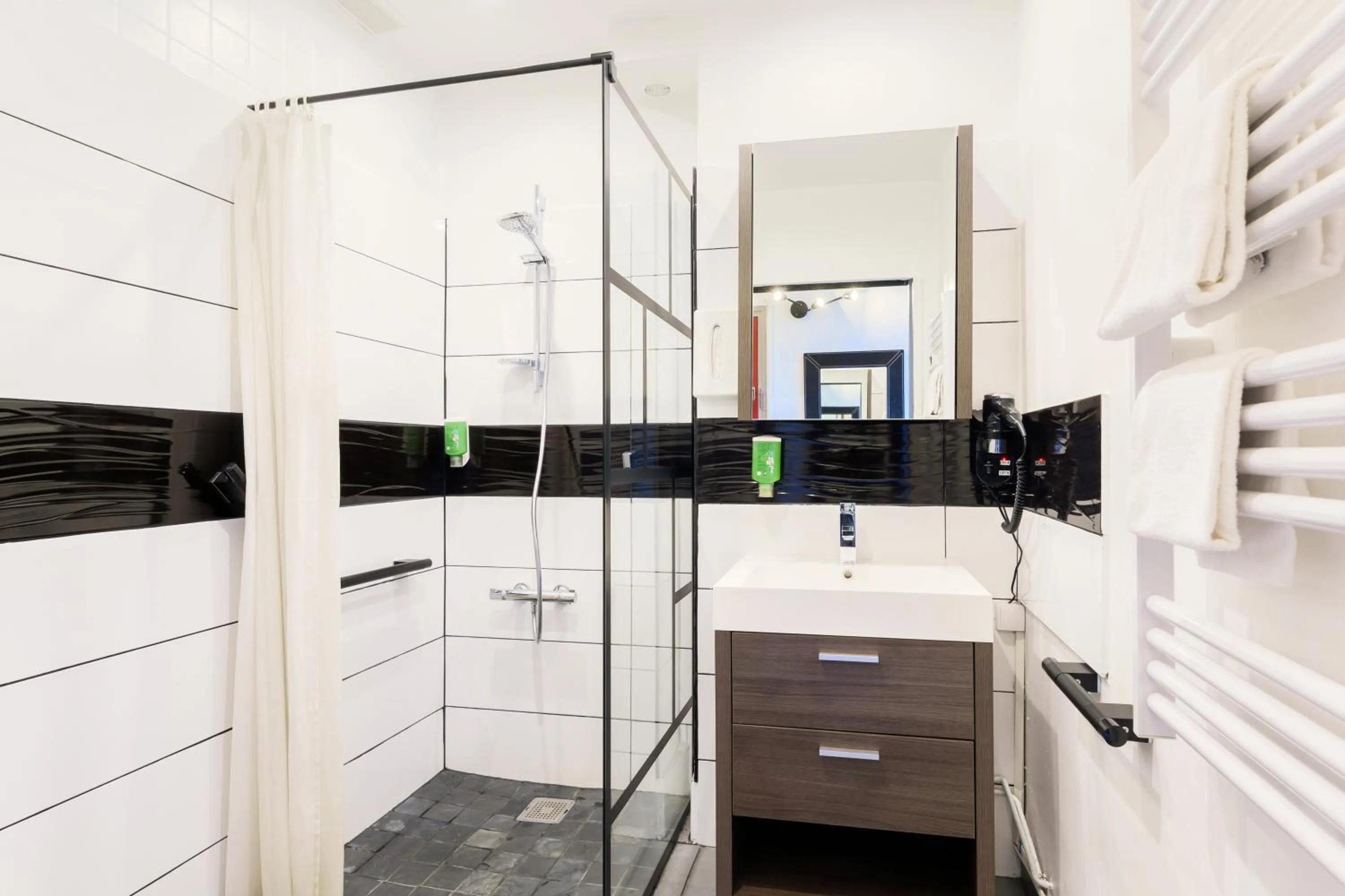 Shower in The Originals City, Hôtel de l'Europe, Saint-Nazaire