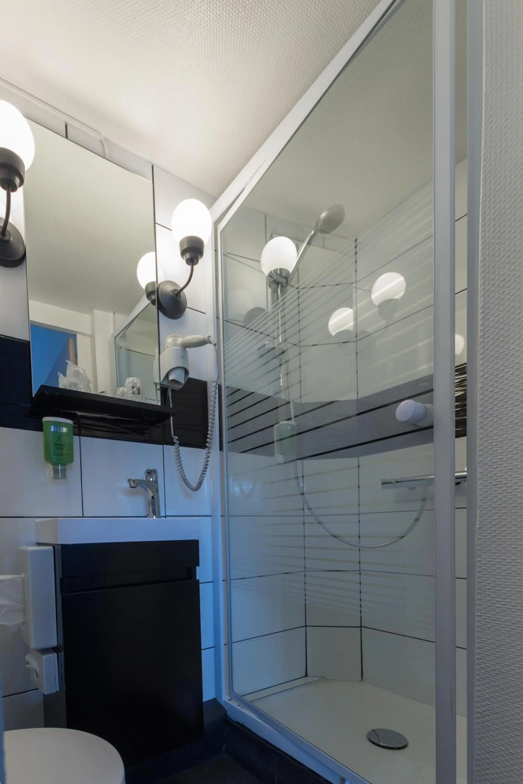 Bathroom in The Originals City, Hôtel de l'Europe, Saint-Nazaire