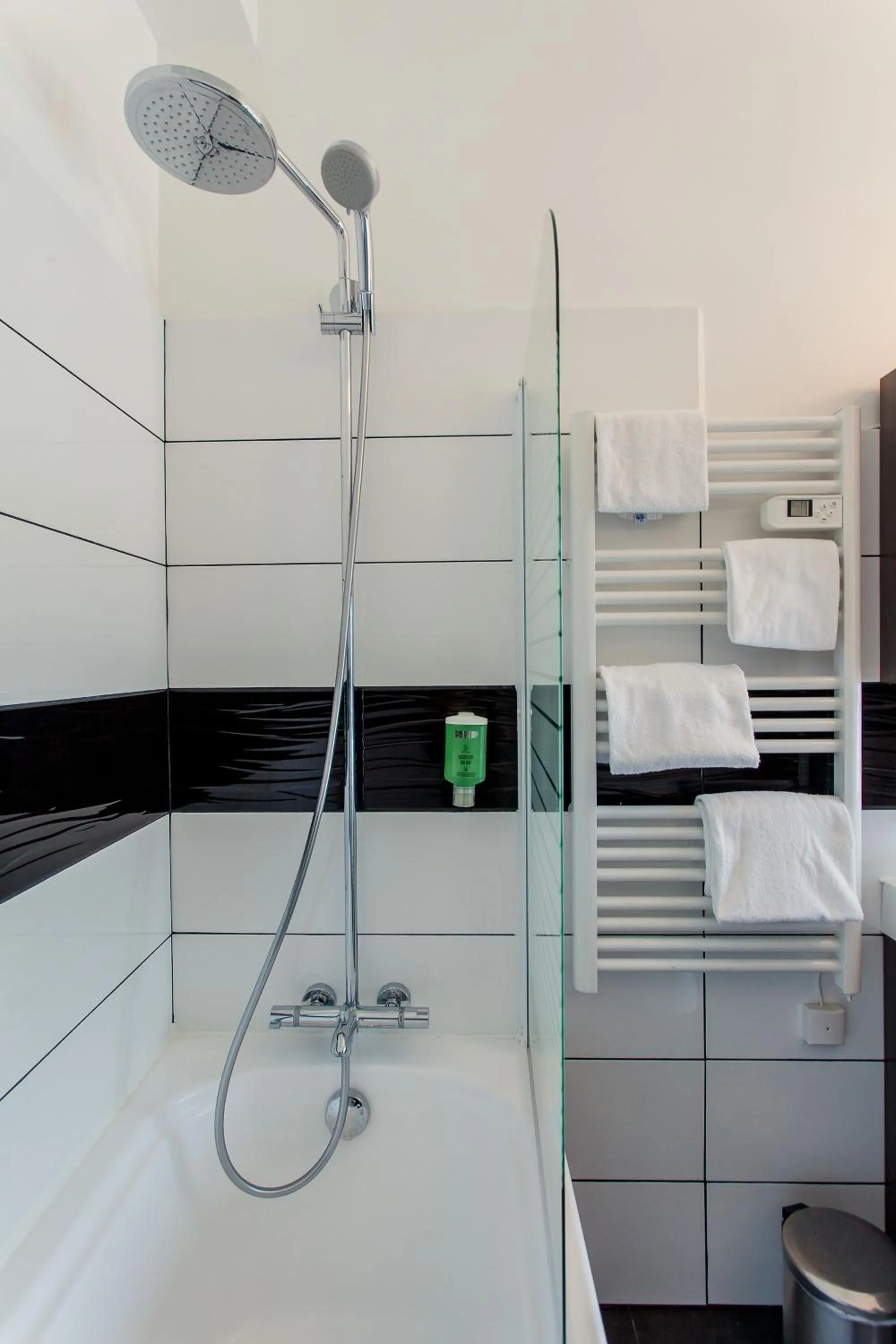 Bathroom in The Originals City, Hôtel de l'Europe, Saint-Nazaire