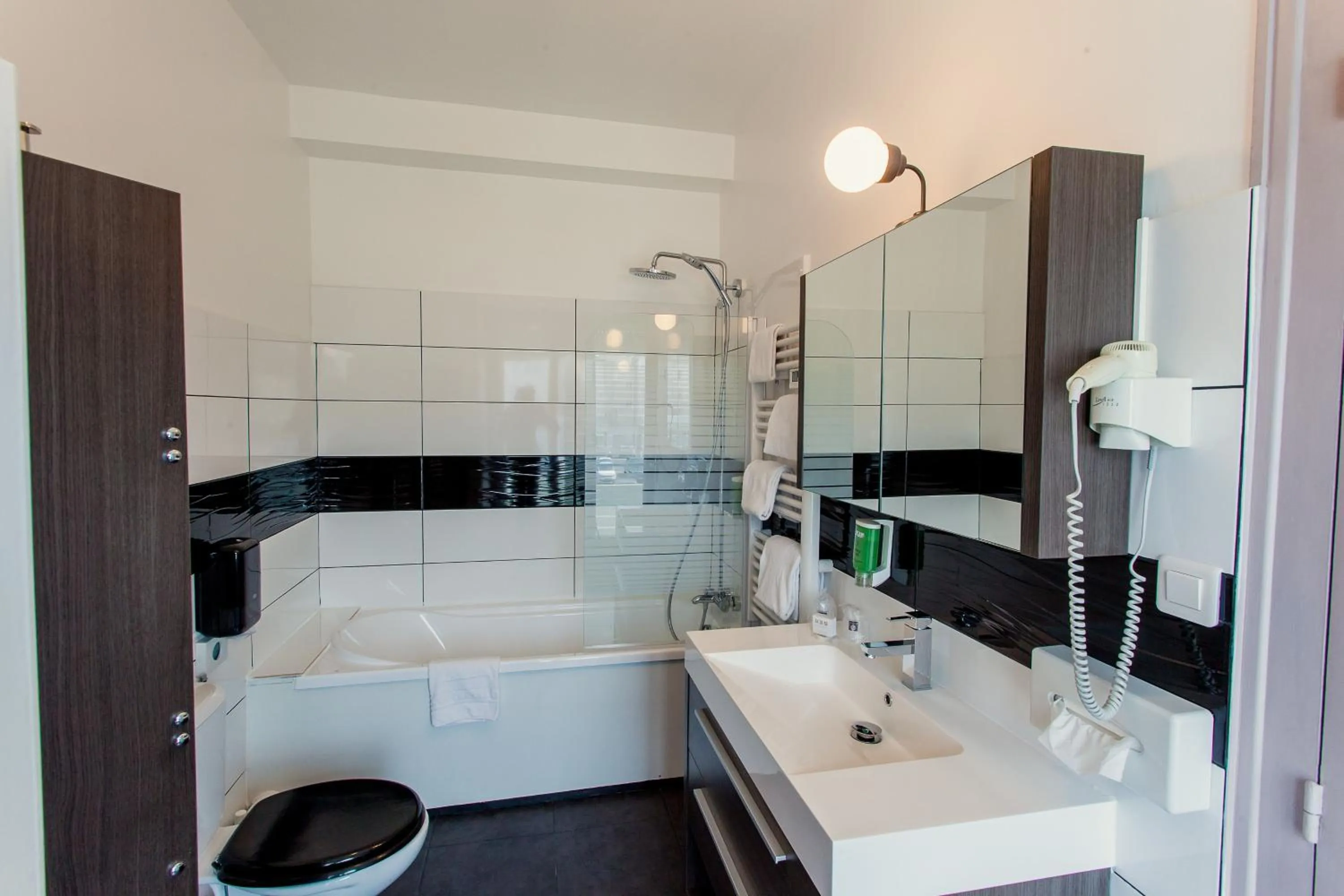 Bathroom in The Originals City, Hôtel de l'Europe, Saint-Nazaire