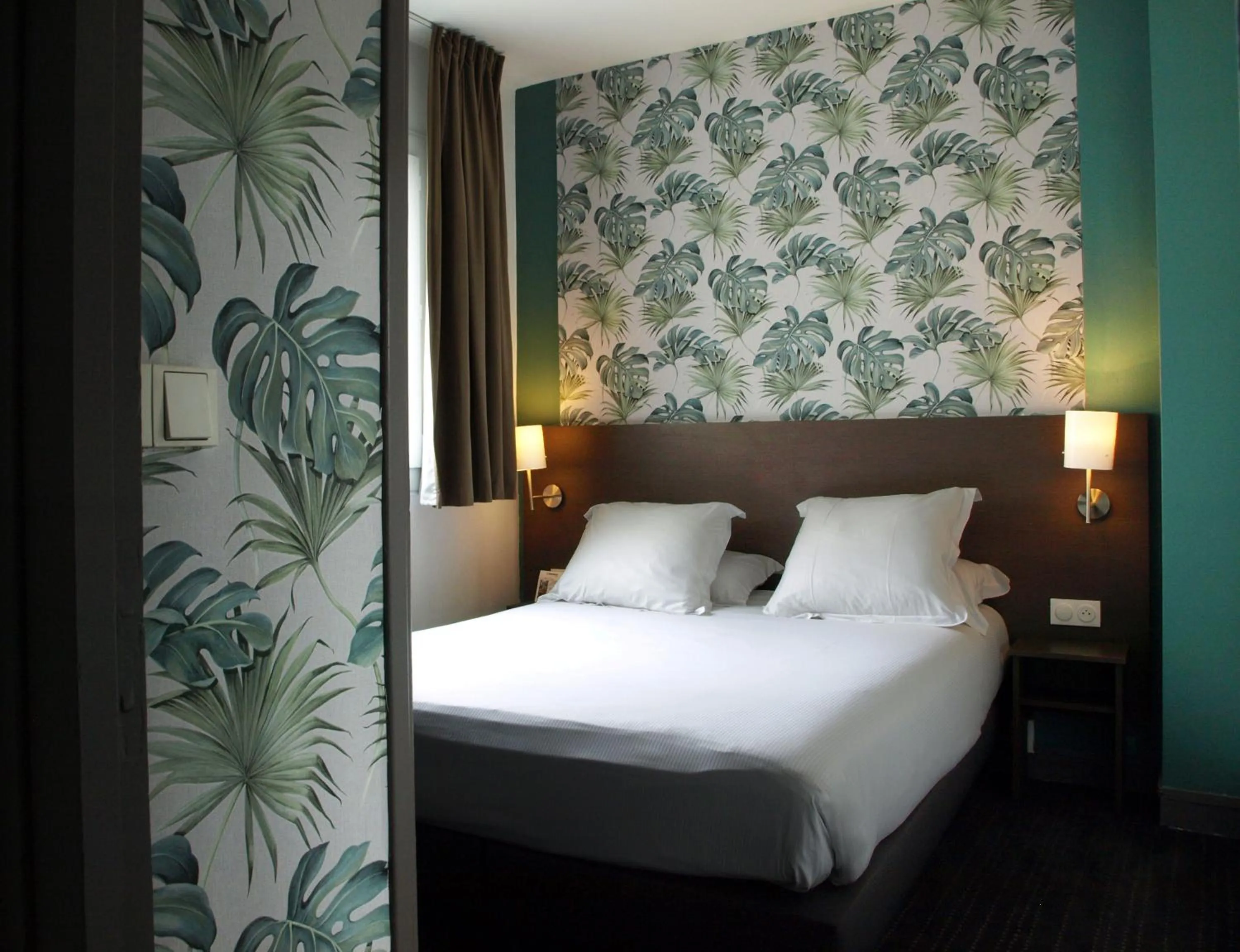 Bedroom, Bed in The Originals City, Hôtel de l'Europe, Saint-Nazaire